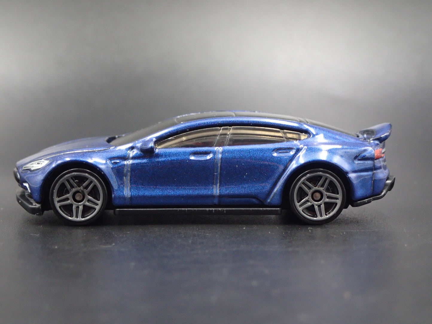 2012-2016 TESLA MODEL S BLUE 1/64 SCALE COLLECTIBLE DIORAMA DIECAST MODEL CAR