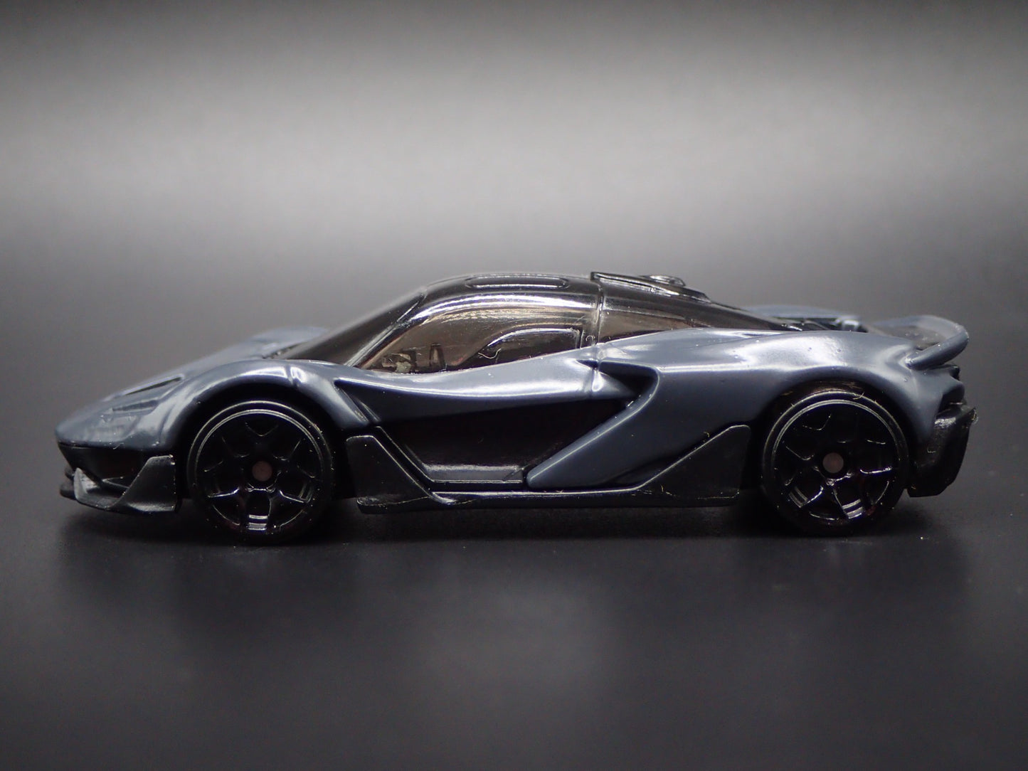 2025 25 MCLAREN W1 SUPER CAR GRAY 1:64 SCALE DIORAMA DIECAST MODEL CAR
