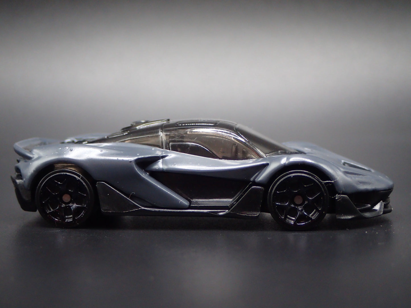 2025 25 MCLAREN W1 SUPER CAR GRAY 1:64 SCALE DIORAMA DIECAST MODEL CAR