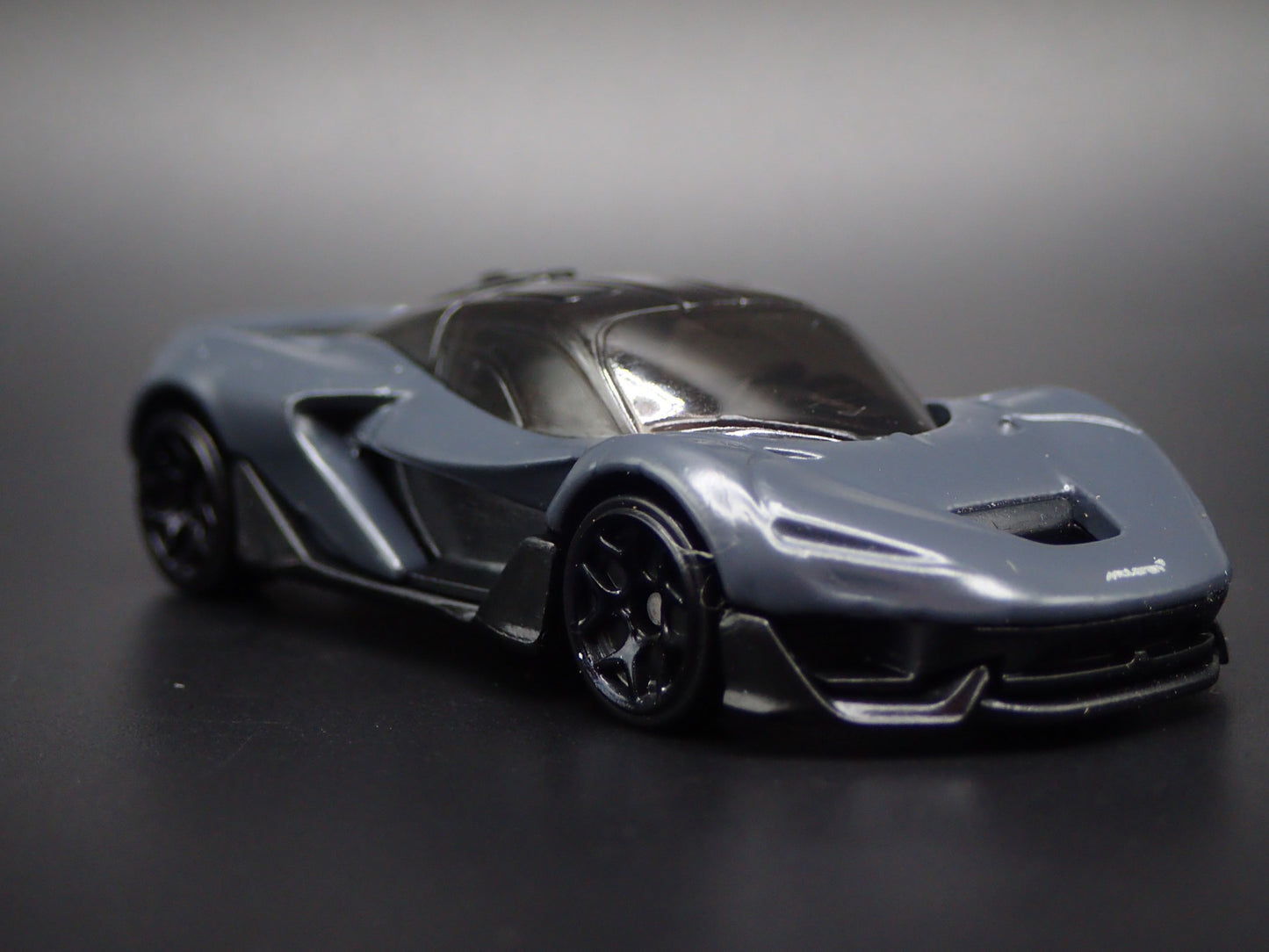 2025 25 MCLAREN W1 SUPER CAR GRAY 1:64 SCALE DIORAMA DIECAST MODEL CAR