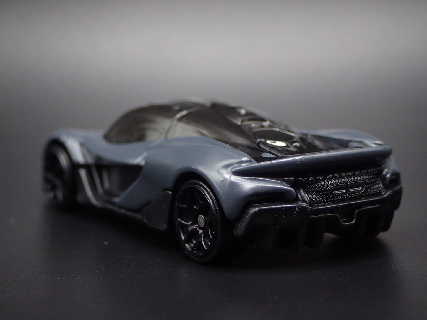 2025 25 MCLAREN W1 SUPER CAR GRAY 1:64 SCALE DIORAMA DIECAST MODEL CAR