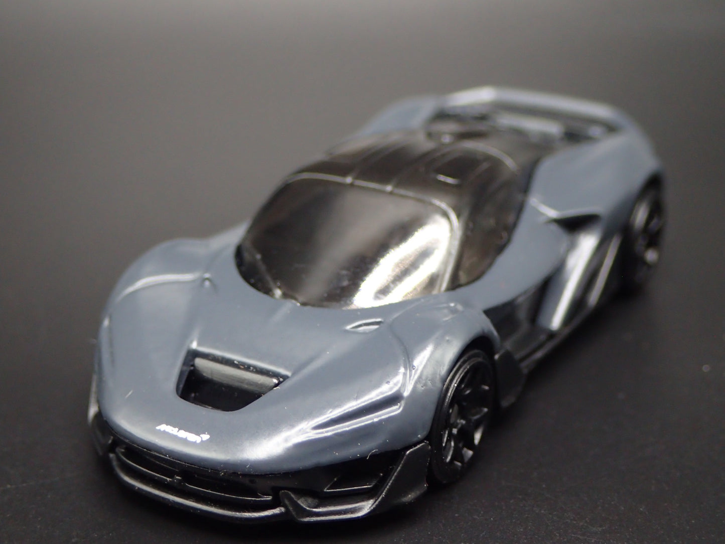 2025 25 MCLAREN W1 SUPER CAR GRAY 1:64 SCALE DIORAMA DIECAST MODEL CAR