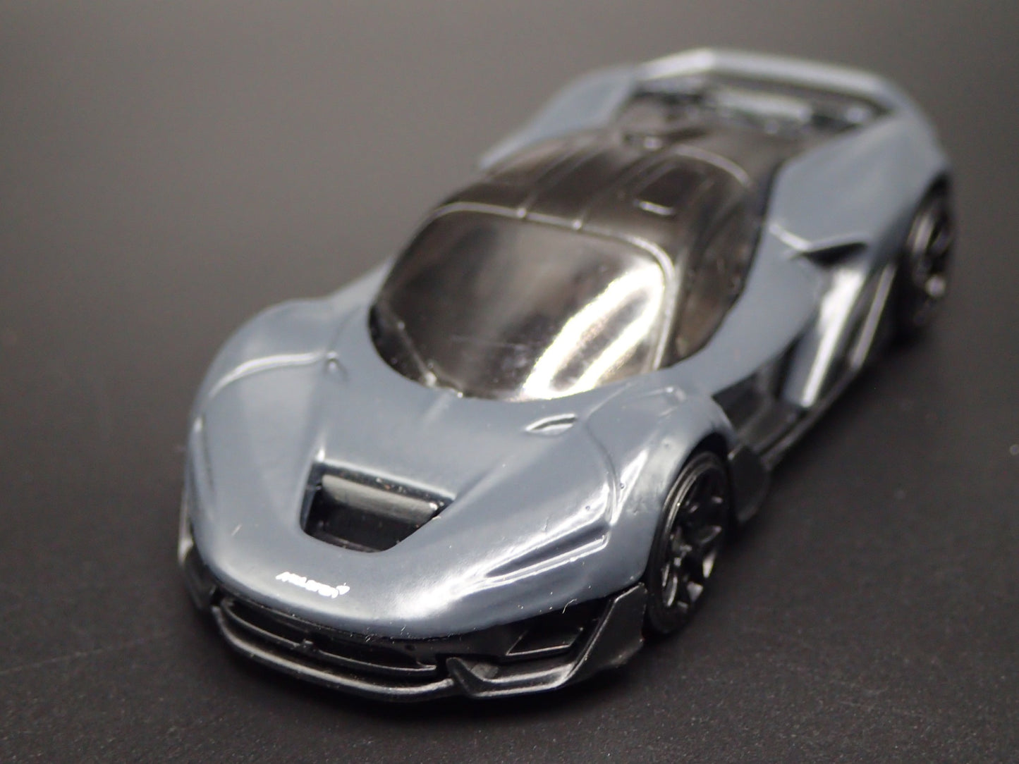 2025 25 MCLAREN W1 SUPER CAR GRAY 1:64 SCALE DIORAMA DIECAST MODEL CAR