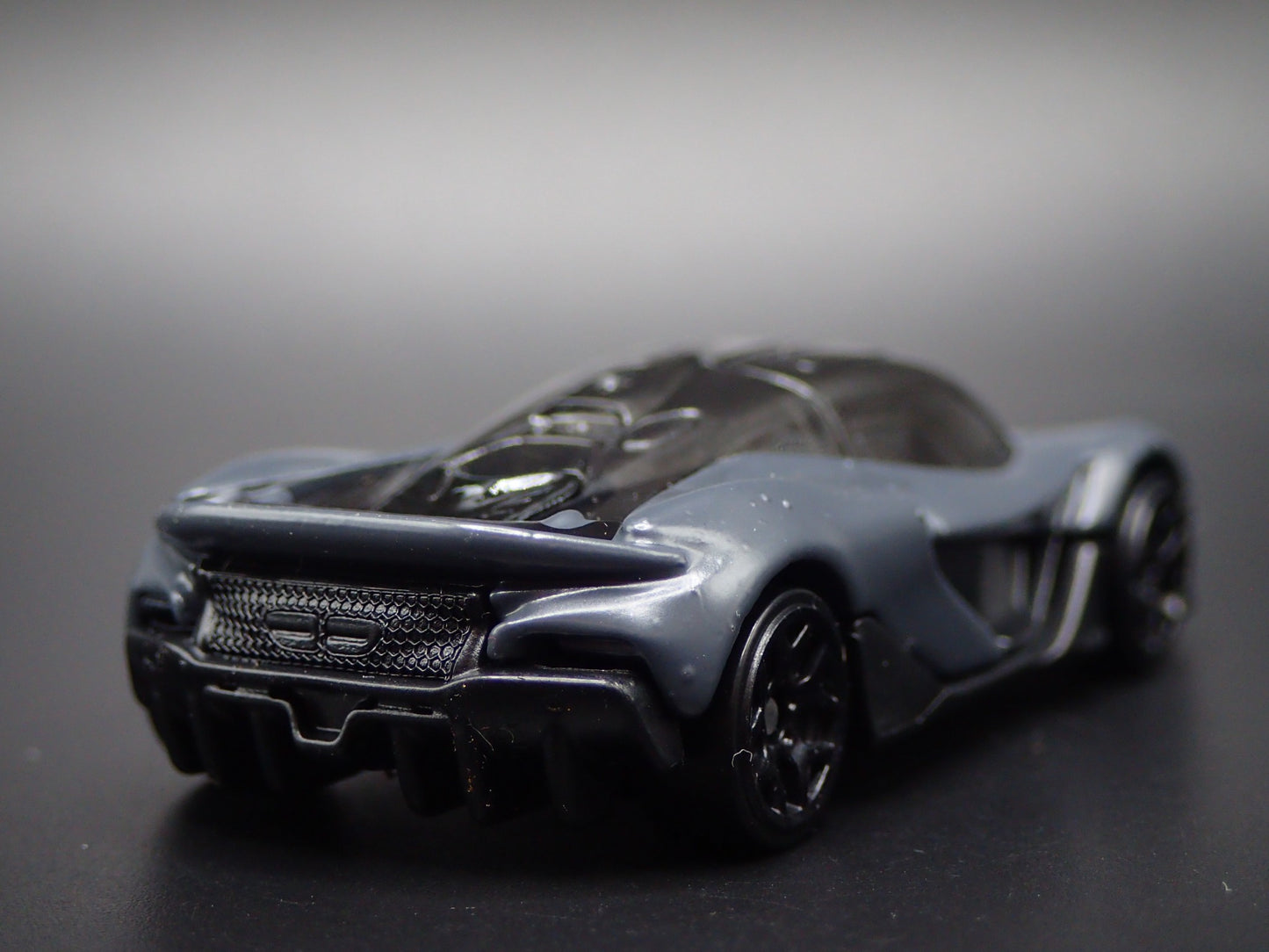 2025 25 MCLAREN W1 SUPER CAR GRAY 1:64 SCALE DIORAMA DIECAST MODEL CAR