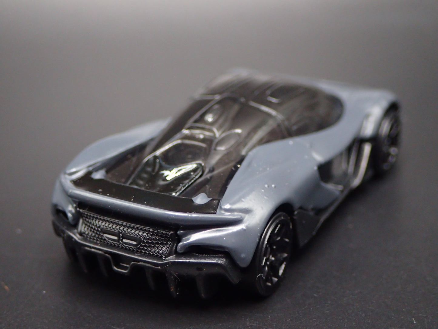 2025 25 MCLAREN W1 SUPER CAR GRAY 1:64 SCALE DIORAMA DIECAST MODEL CAR