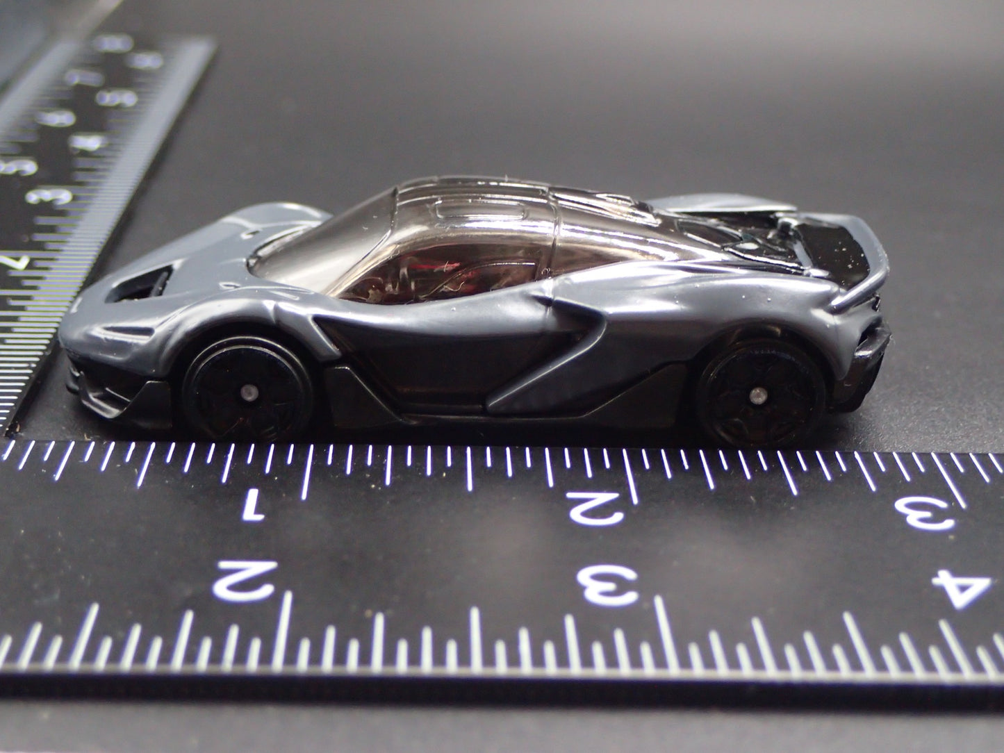 2025 25 MCLAREN W1 SUPER CAR GRAY 1:64 SCALE DIORAMA DIECAST MODEL CAR