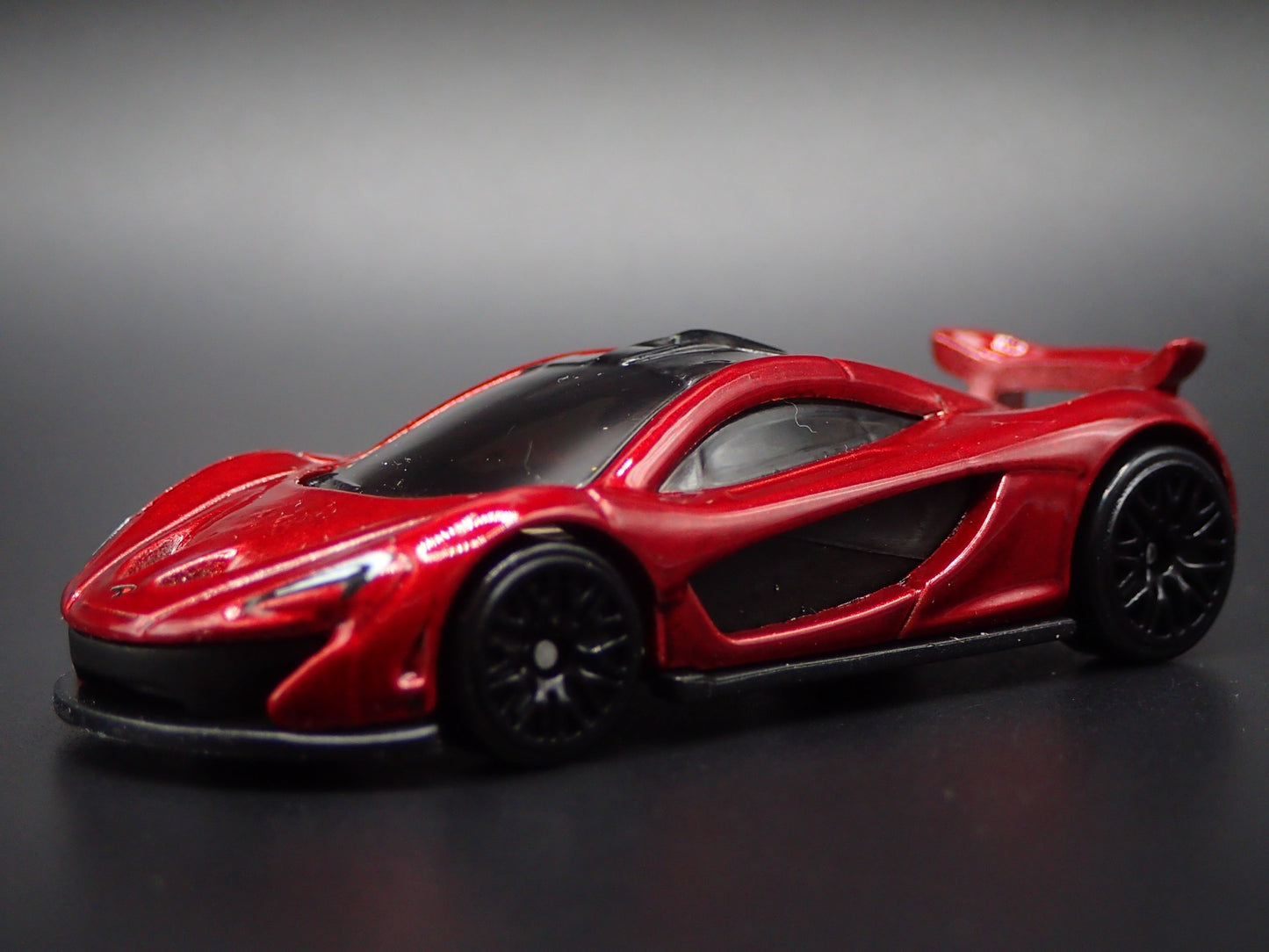 2013-2015 MCLAREN P1 SUPER CAR RED 1:64 SCALE DIORAMA DIECAST MODEL CAR