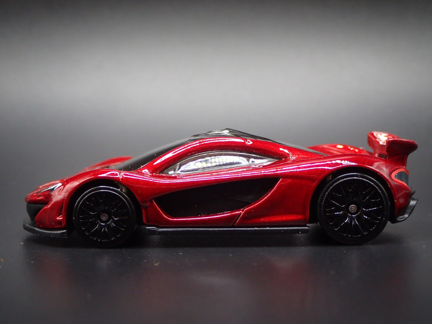 2013-2015 MCLAREN P1 SUPER CAR RED 1:64 SCALE DIORAMA DIECAST MODEL CAR