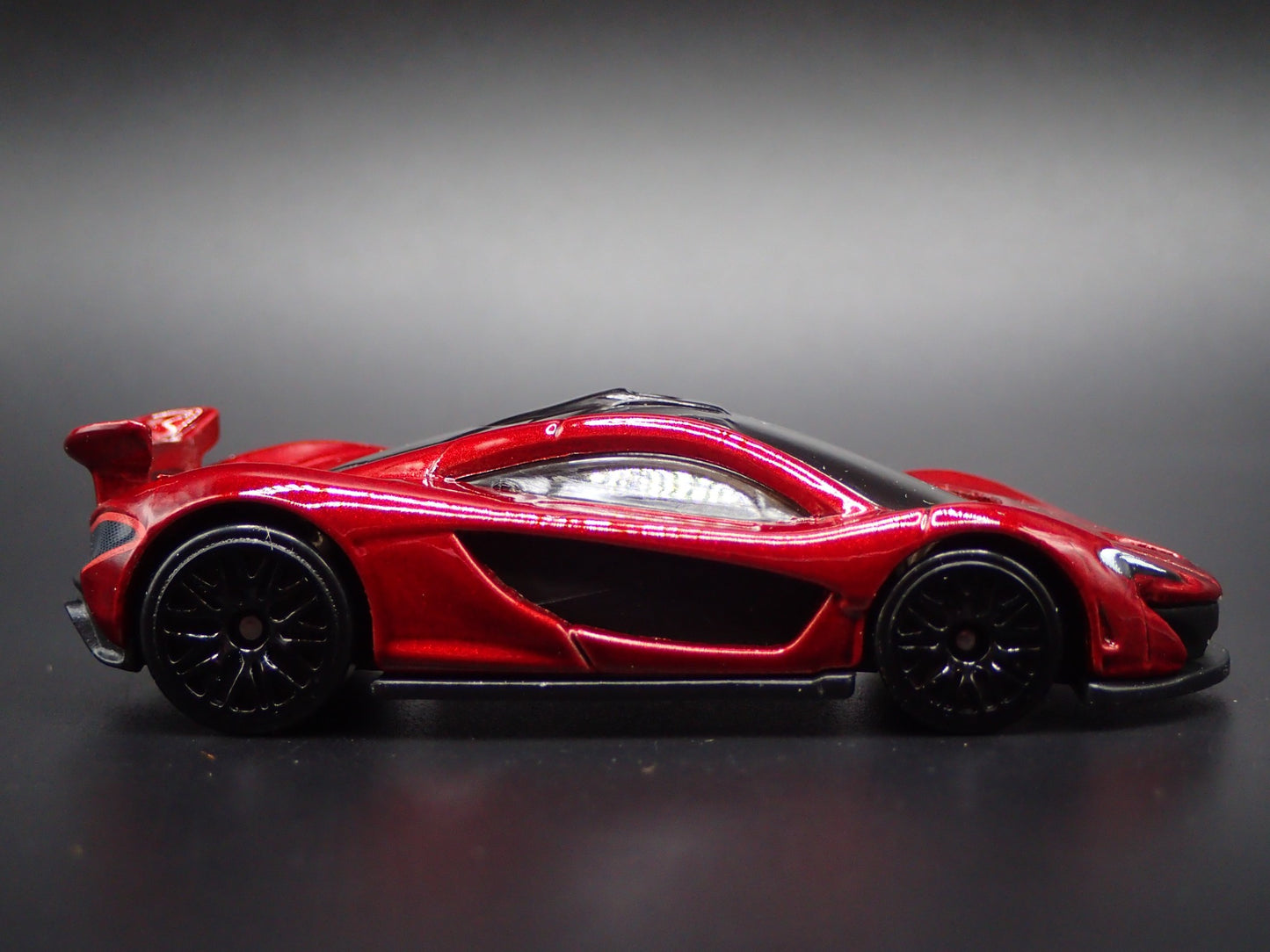 2013-2015 MCLAREN P1 SUPER CAR RED 1:64 SCALE DIORAMA DIECAST MODEL CAR