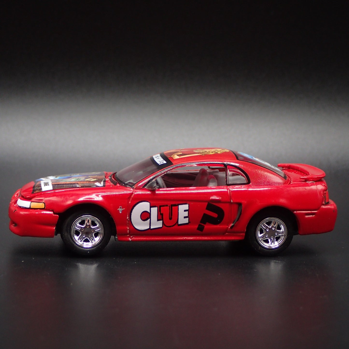 1999-2004 FORD MUSTANG CLUE RED 1:64 SCALE COLLECTIBLE DIORAMA DIECAST MODEL CAR