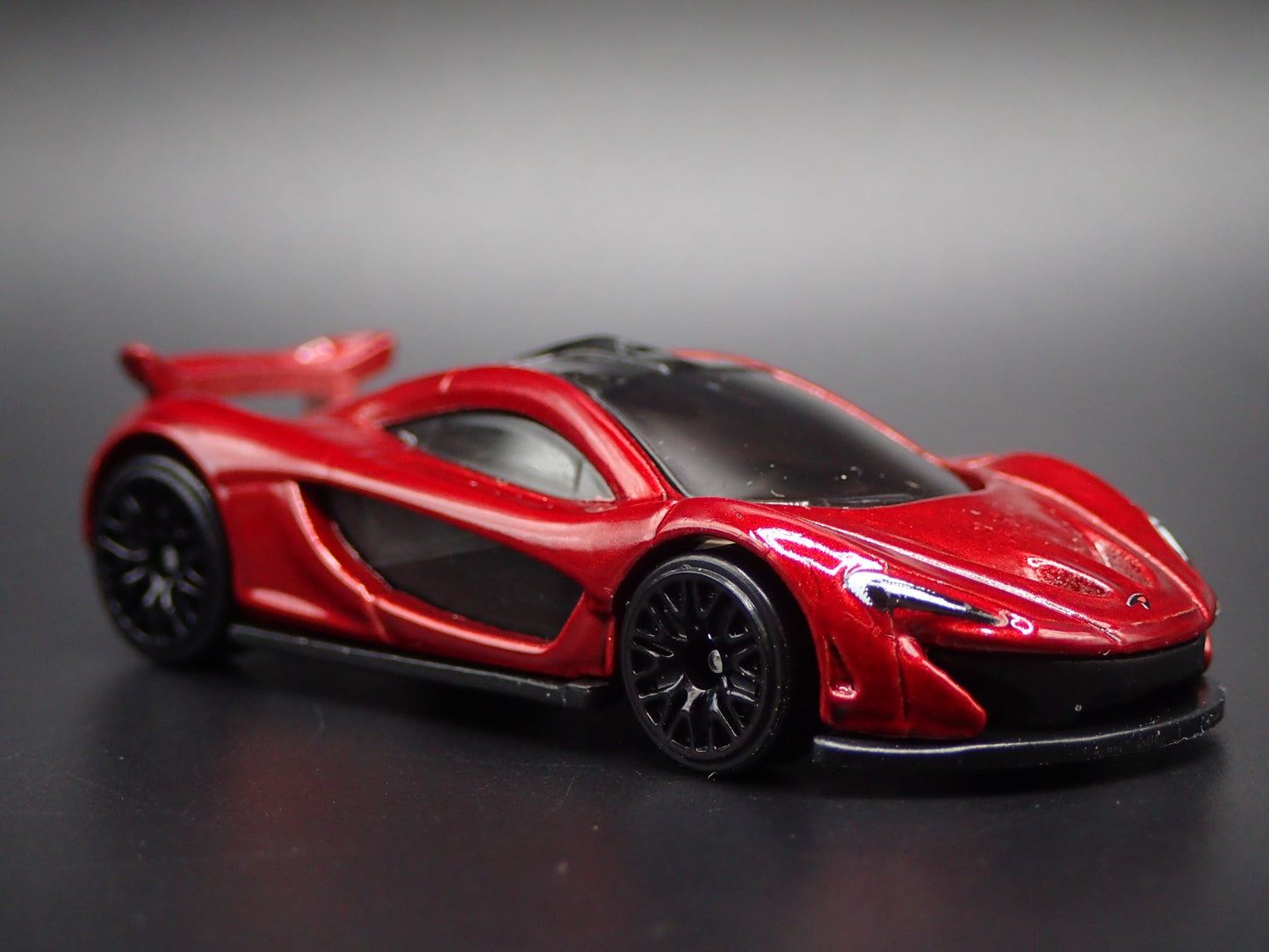 2013-2015 MCLAREN P1 SUPER CAR RED 1:64 SCALE DIORAMA DIECAST MODEL CAR