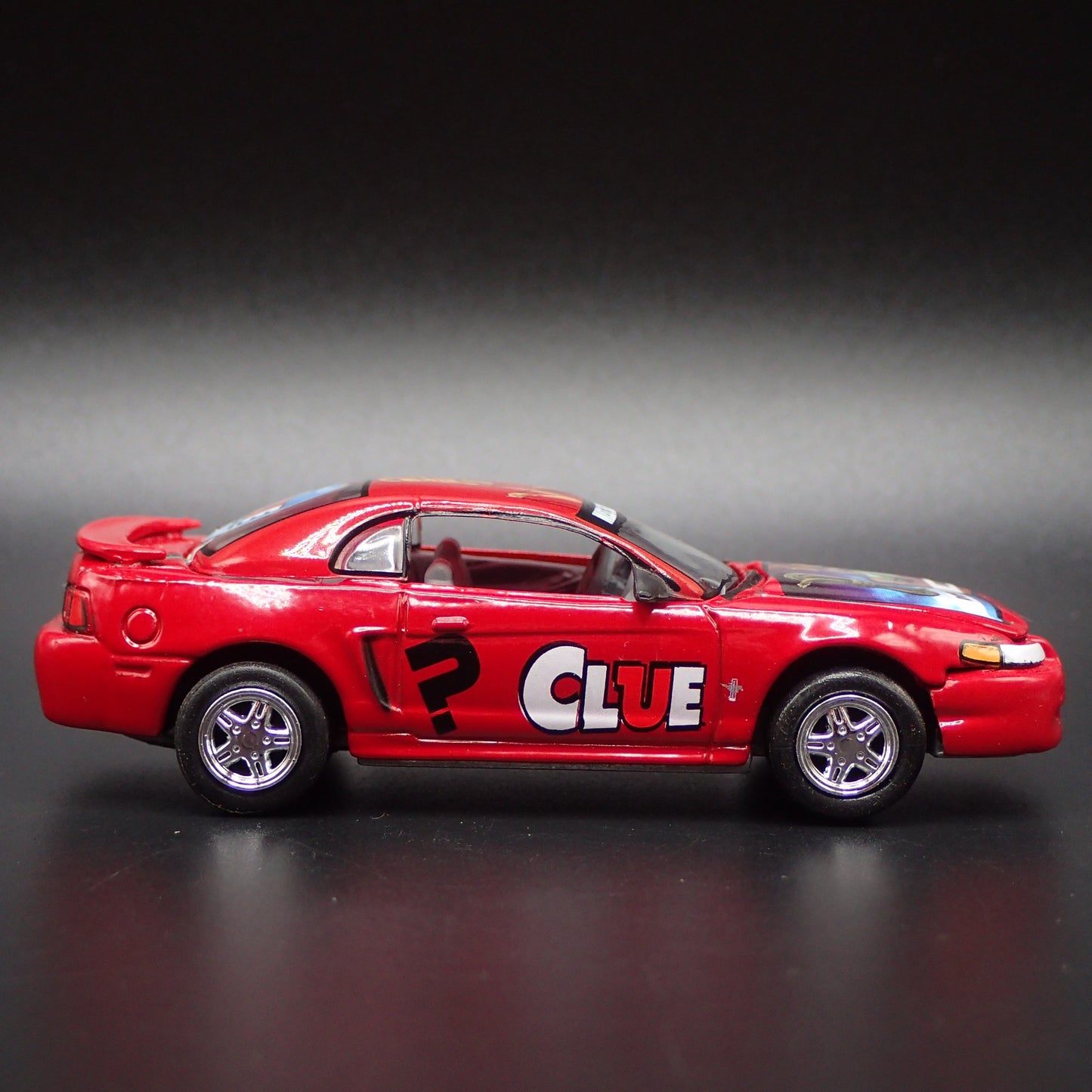 1999-2004 FORD MUSTANG CLUE RED 1:64 SCALE COLLECTIBLE DIORAMA DIECAST MODEL CAR