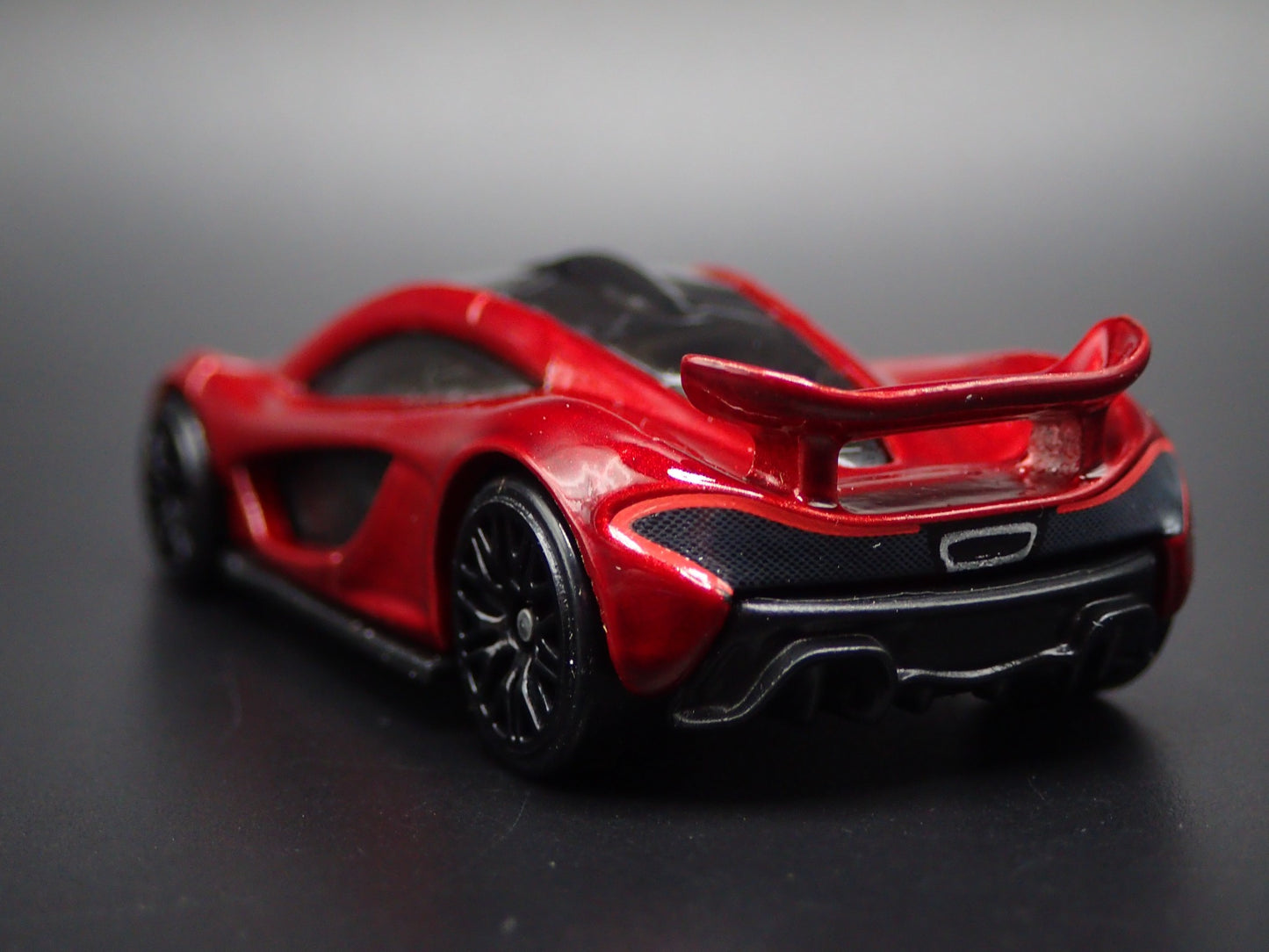 2013-2015 MCLAREN P1 SUPER CAR RED 1:64 SCALE DIORAMA DIECAST MODEL CAR