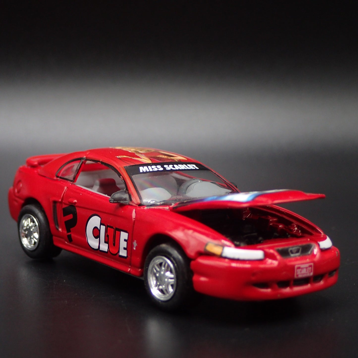 1999-2004 FORD MUSTANG CLUE RED 1:64 SCALE COLLECTIBLE DIORAMA DIECAST MODEL CAR
