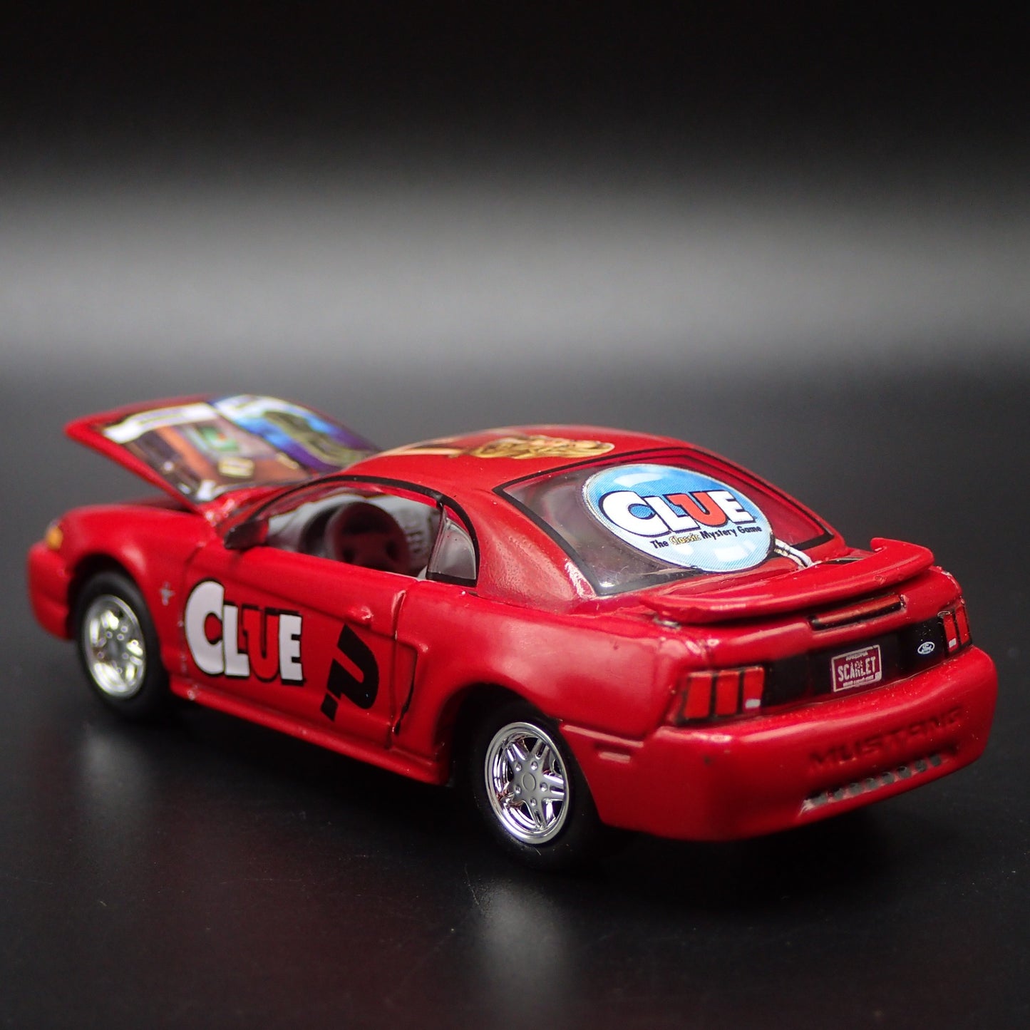 1999-2004 FORD MUSTANG CLUE RED 1:64 SCALE COLLECTIBLE DIORAMA DIECAST MODEL CAR