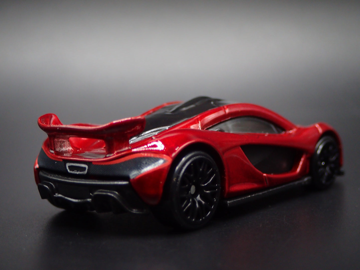 2013-2015 MCLAREN P1 SUPER CAR RED 1:64 SCALE DIORAMA DIECAST MODEL CAR