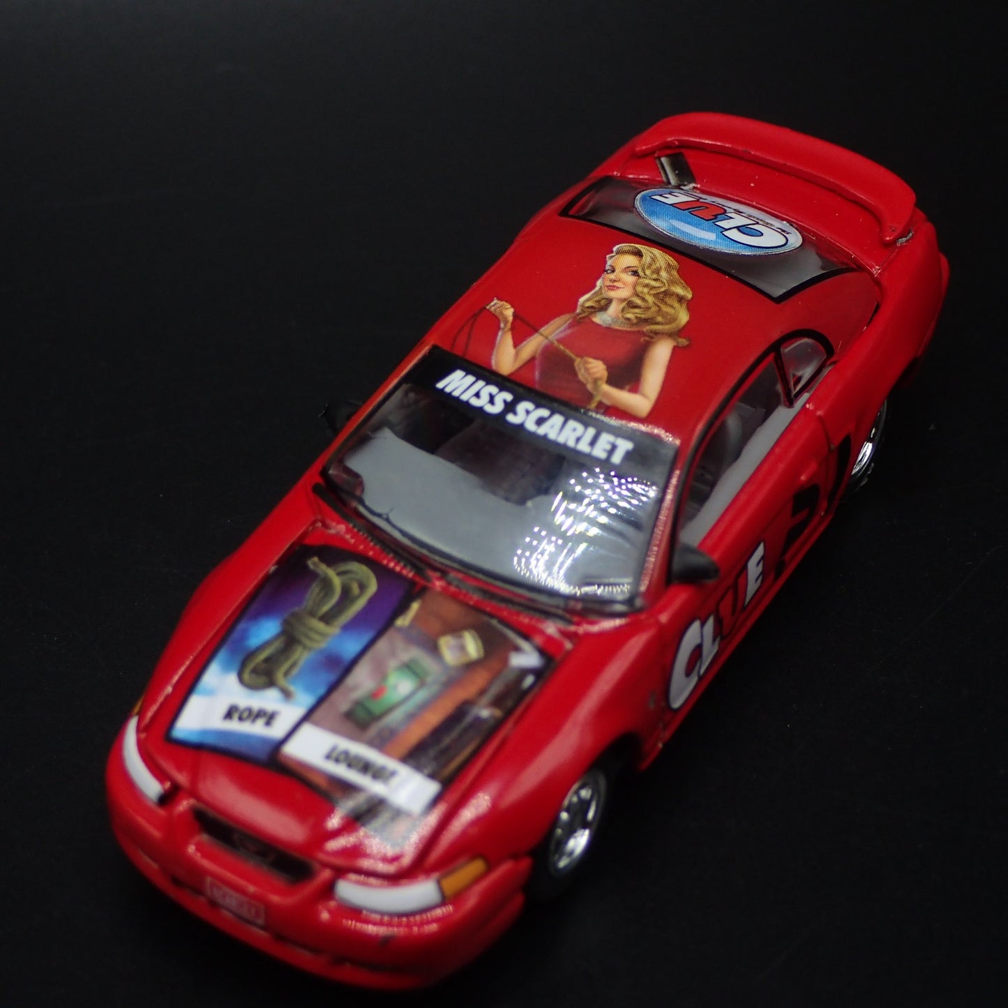 1999-2004 FORD MUSTANG CLUE RED 1:64 SCALE COLLECTIBLE DIORAMA DIECAST MODEL CAR