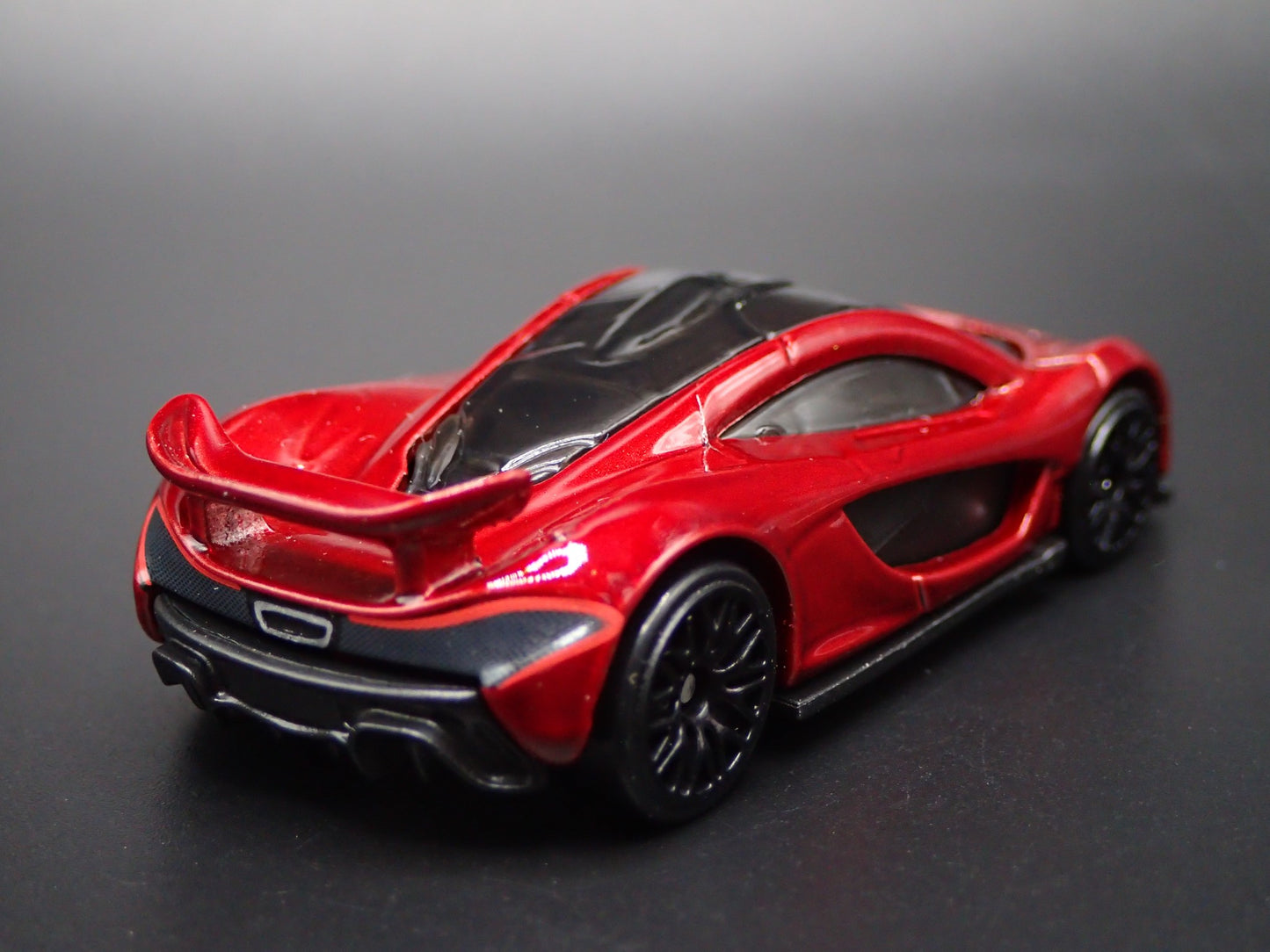 2013-2015 MCLAREN P1 SUPER CAR RED 1:64 SCALE DIORAMA DIECAST MODEL CAR