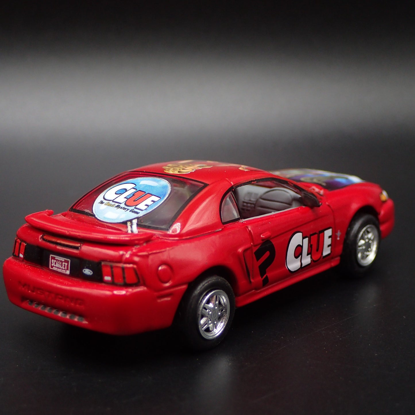 1999-2004 FORD MUSTANG CLUE RED 1:64 SCALE COLLECTIBLE DIORAMA DIECAST MODEL CAR