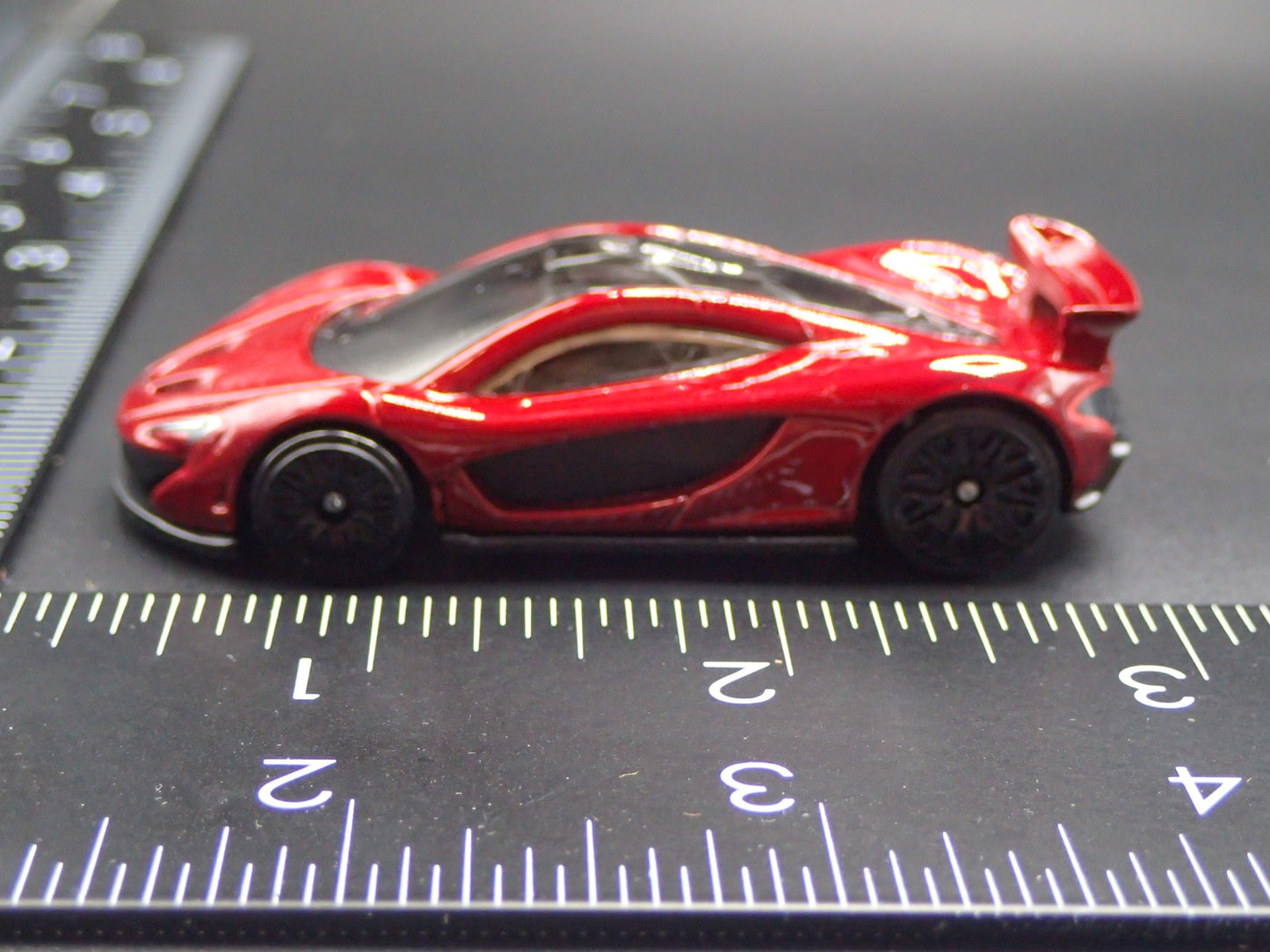 2013-2015 MCLAREN P1 SUPER CAR RED 1:64 SCALE DIORAMA DIECAST MODEL CAR