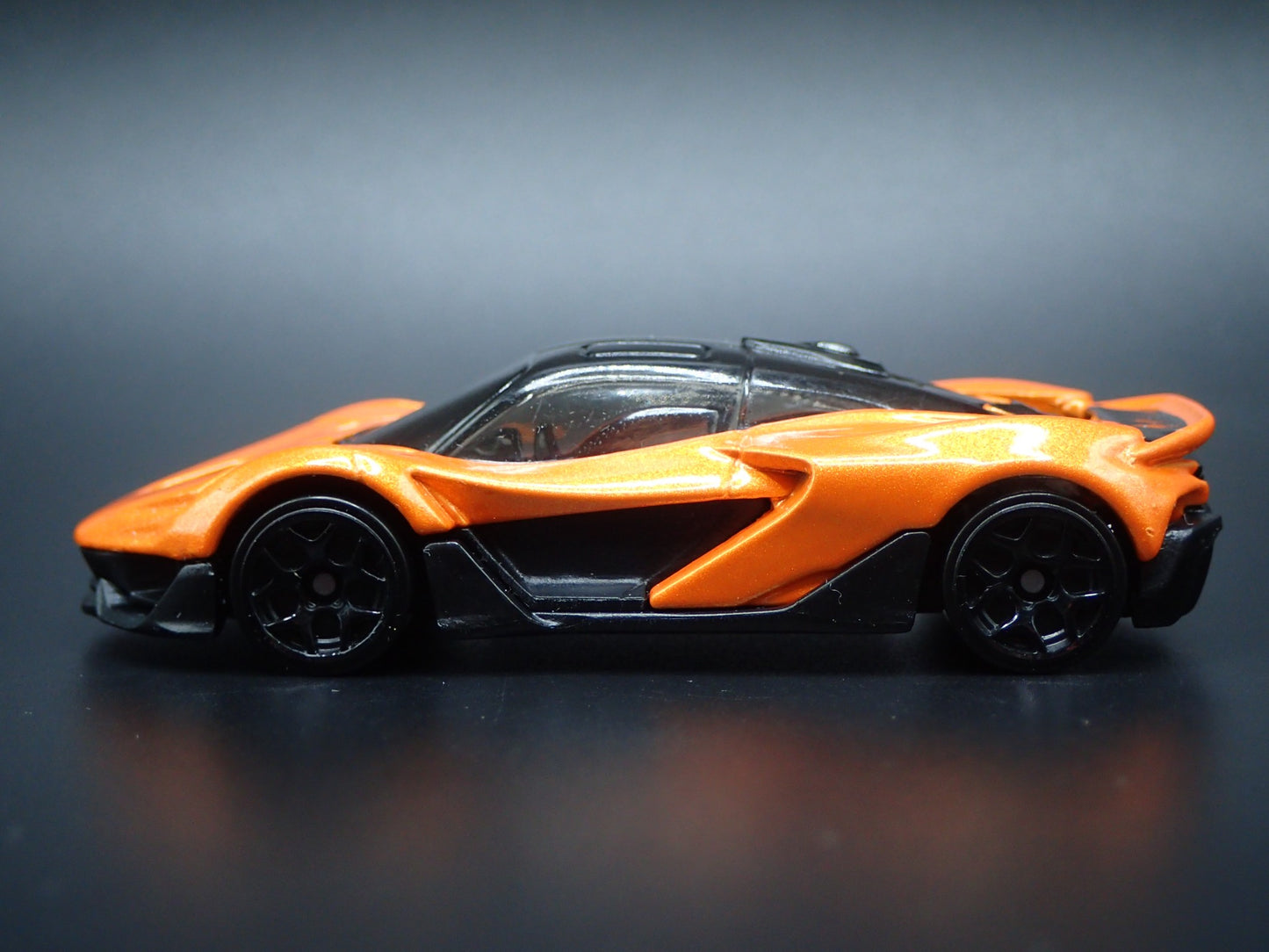 2025 25 MCLAREN W1 SUPER CAR ORANGE 1:64 SCALE DIORAMA DIECAST MODEL CAR