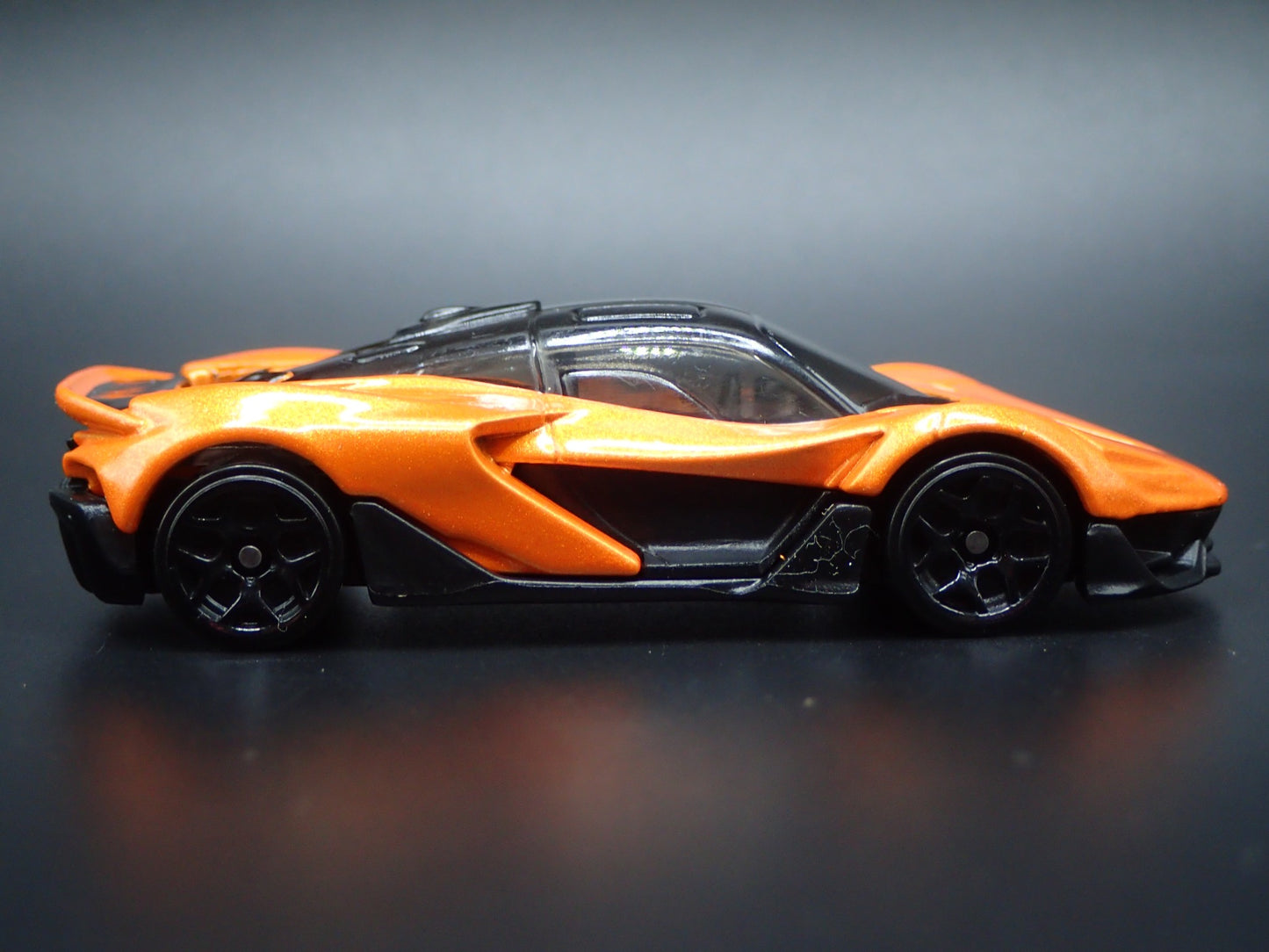 2025 25 MCLAREN W1 SUPER CAR ORANGE 1:64 SCALE DIORAMA DIECAST MODEL CAR