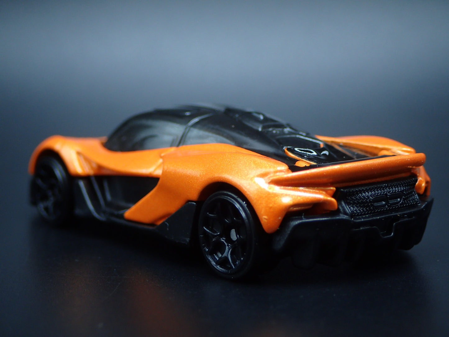 2025 25 MCLAREN W1 SUPER CAR ORANGE 1:64 SCALE DIORAMA DIECAST MODEL CAR