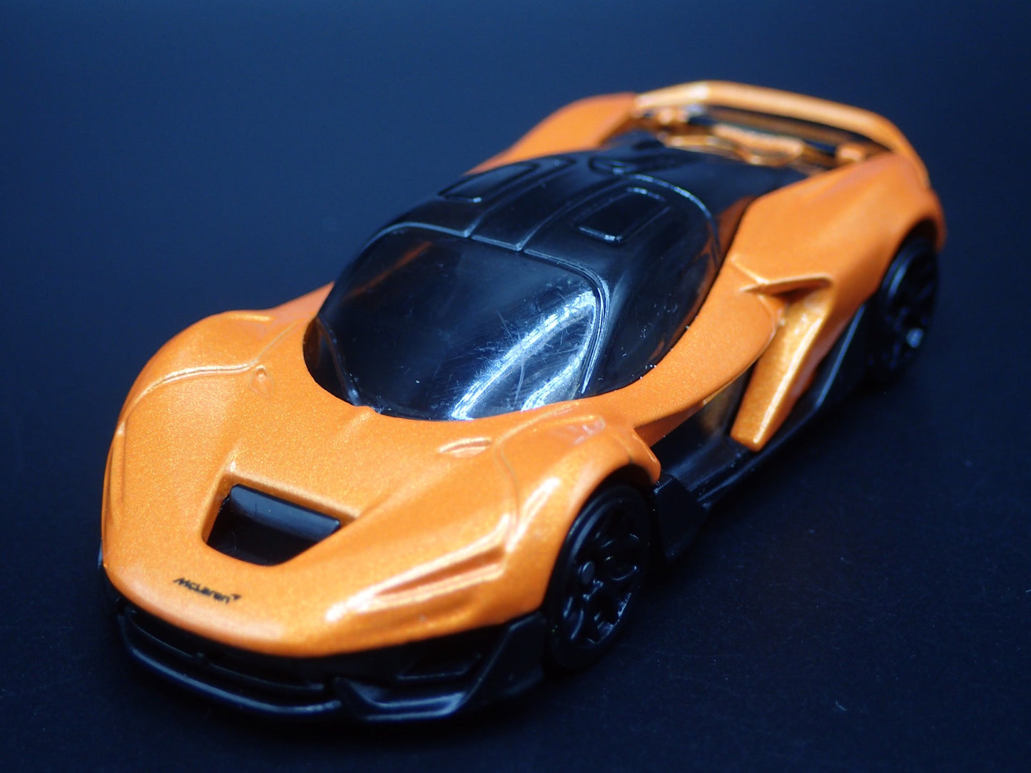 2025 25 MCLAREN W1 SUPER CAR ORANGE 1:64 SCALE DIORAMA DIECAST MODEL CAR