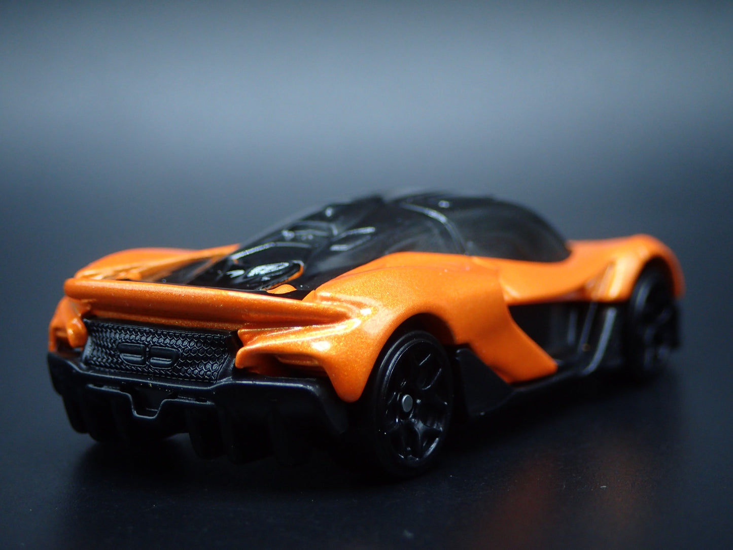 2025 25 MCLAREN W1 SUPER CAR ORANGE 1:64 SCALE DIORAMA DIECAST MODEL CAR