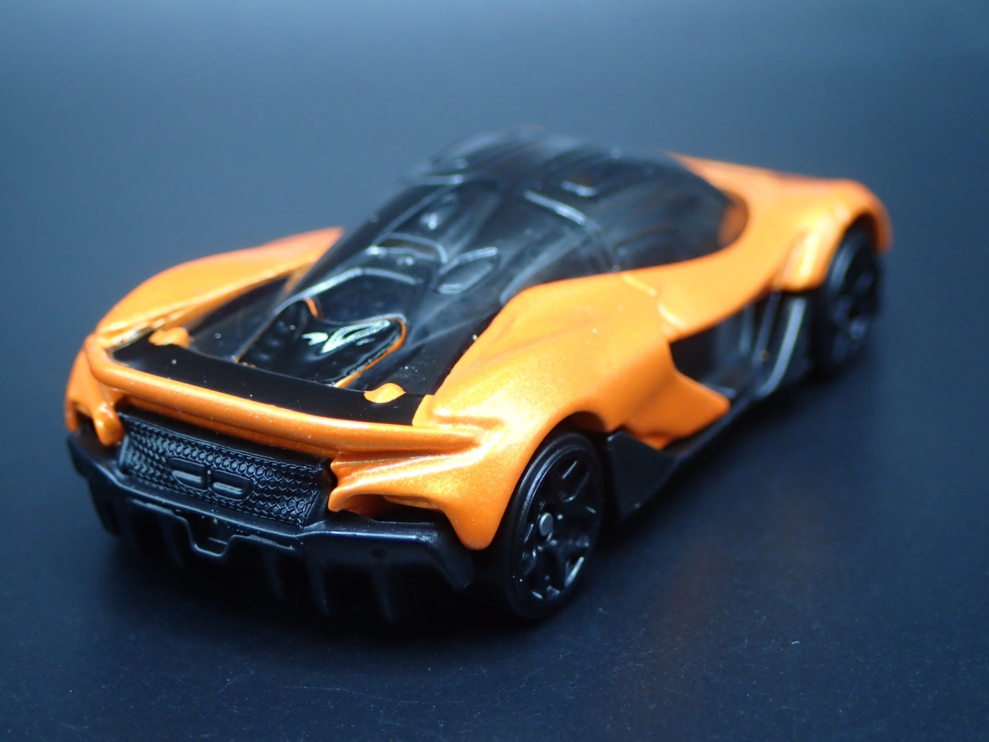 2025 25 MCLAREN W1 SUPER CAR ORANGE 1:64 SCALE DIORAMA DIECAST MODEL CAR