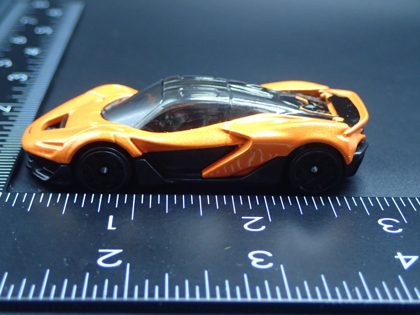 2025 25 MCLAREN W1 SUPER CAR ORANGE 1:64 SCALE DIORAMA DIECAST MODEL CAR
