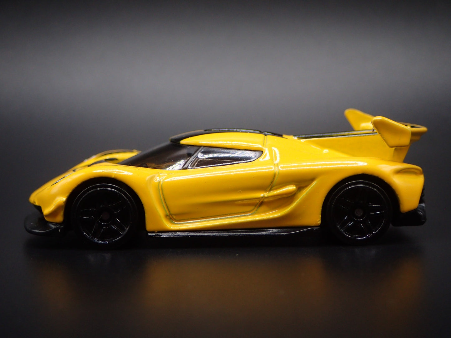 2021-2025 KOENIGSEGG JESKO SUPER CAR YELLOW 1:64 SCALE DIORAMA DIECAST MODEL CAR