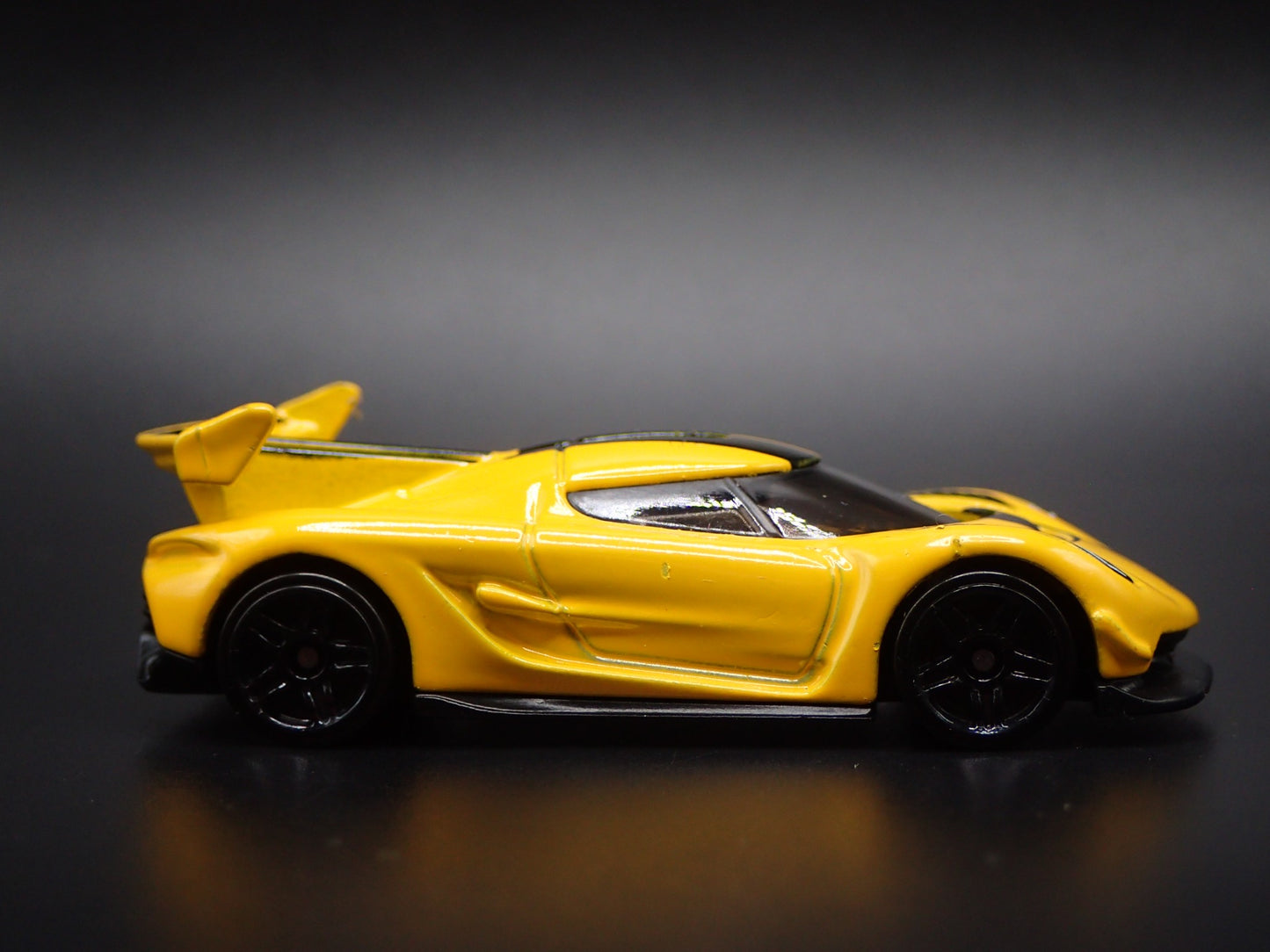 2021-2025 KOENIGSEGG JESKO SUPER CAR YELLOW 1:64 SCALE DIORAMA DIECAST MODEL CAR