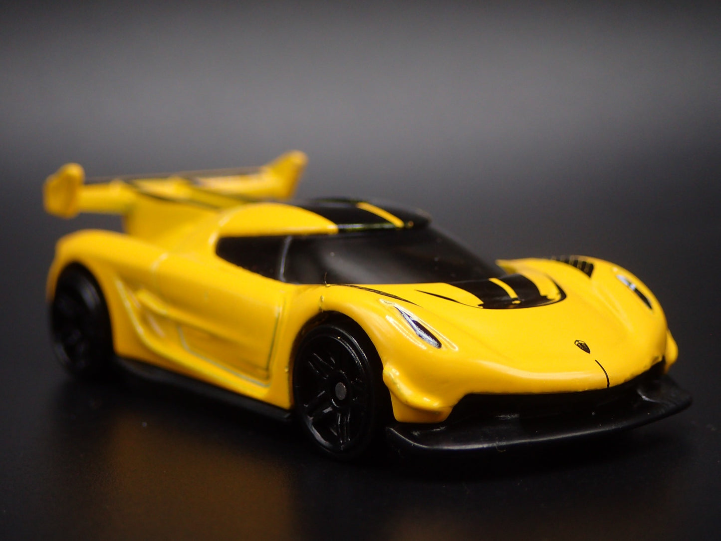 2021-2025 KOENIGSEGG JESKO SUPER CAR YELLOW 1:64 SCALE DIORAMA DIECAST MODEL CAR