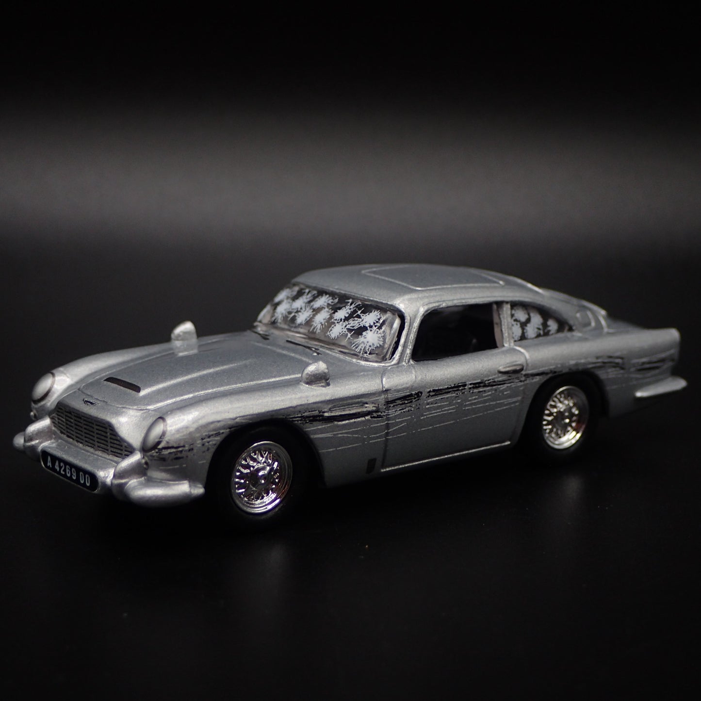 ASTON MARTIN DB5 JAMES BOND 007 1/64 SCALE COLLECTIBLE DIORAMA DIECAST MODEL CAR