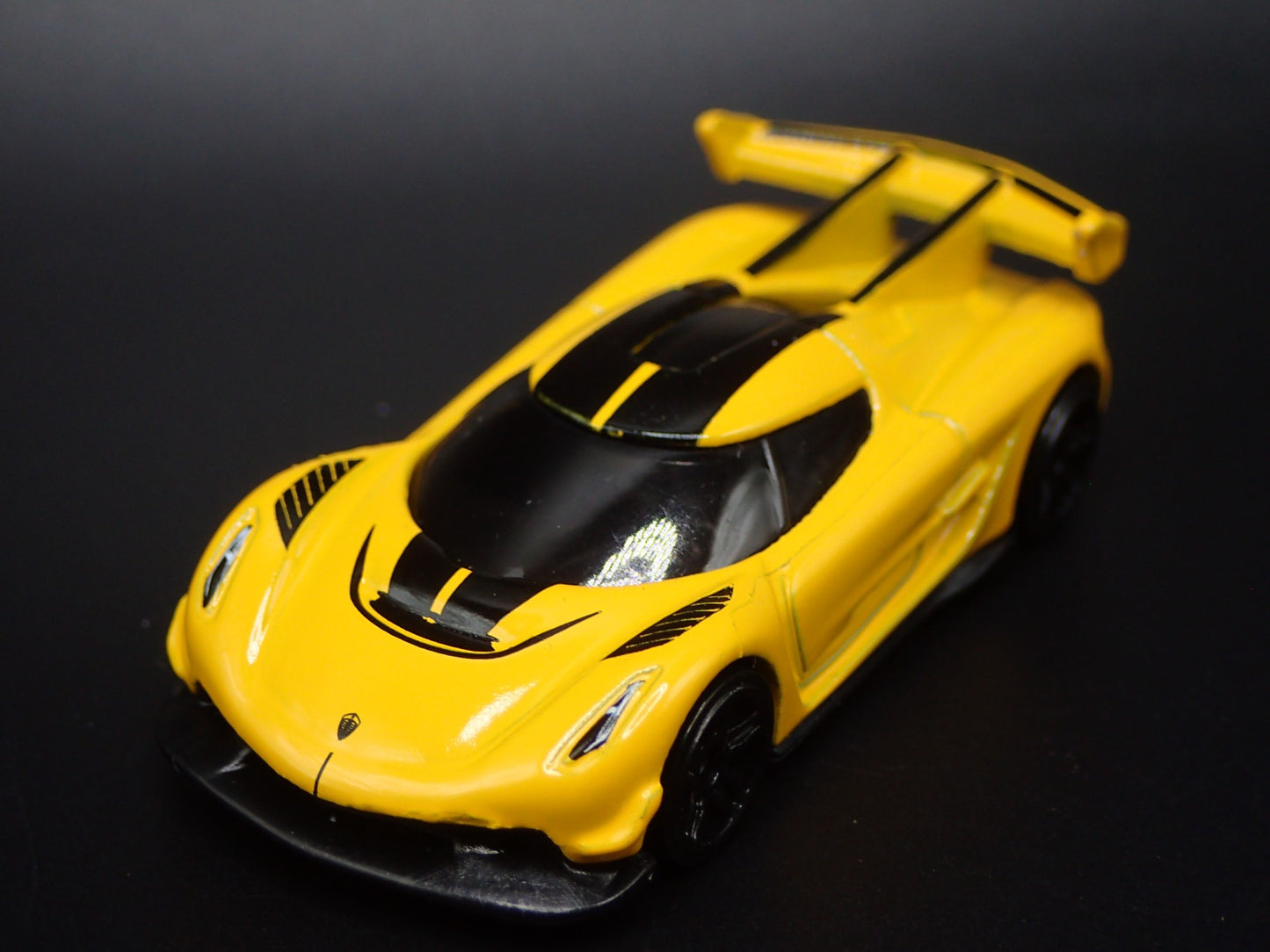 2021-2025 KOENIGSEGG JESKO SUPER CAR YELLOW 1:64 SCALE DIORAMA DIECAST MODEL CAR