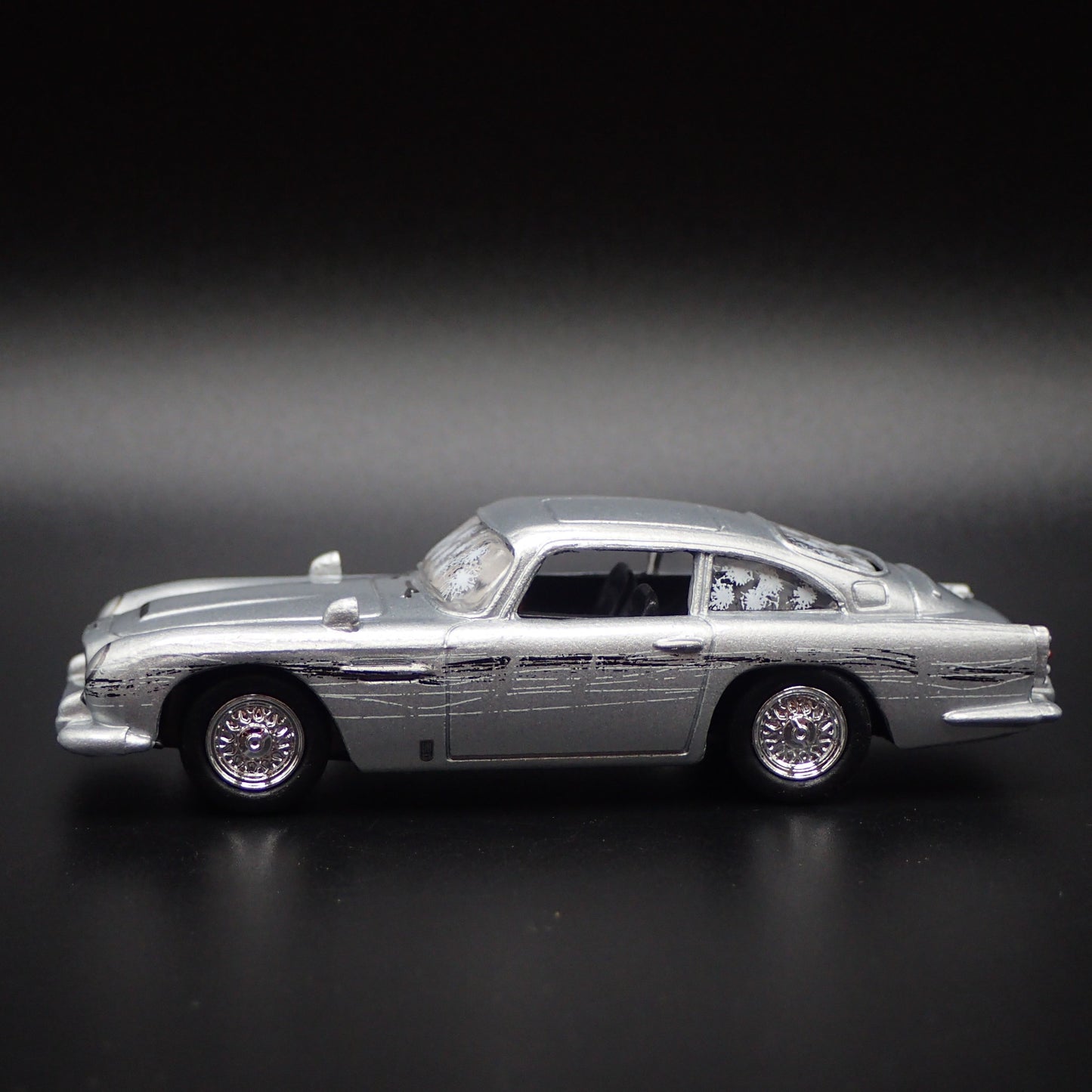 ASTON MARTIN DB5 JAMES BOND 007 1/64 SCALE COLLECTIBLE DIORAMA DIECAST MODEL CAR