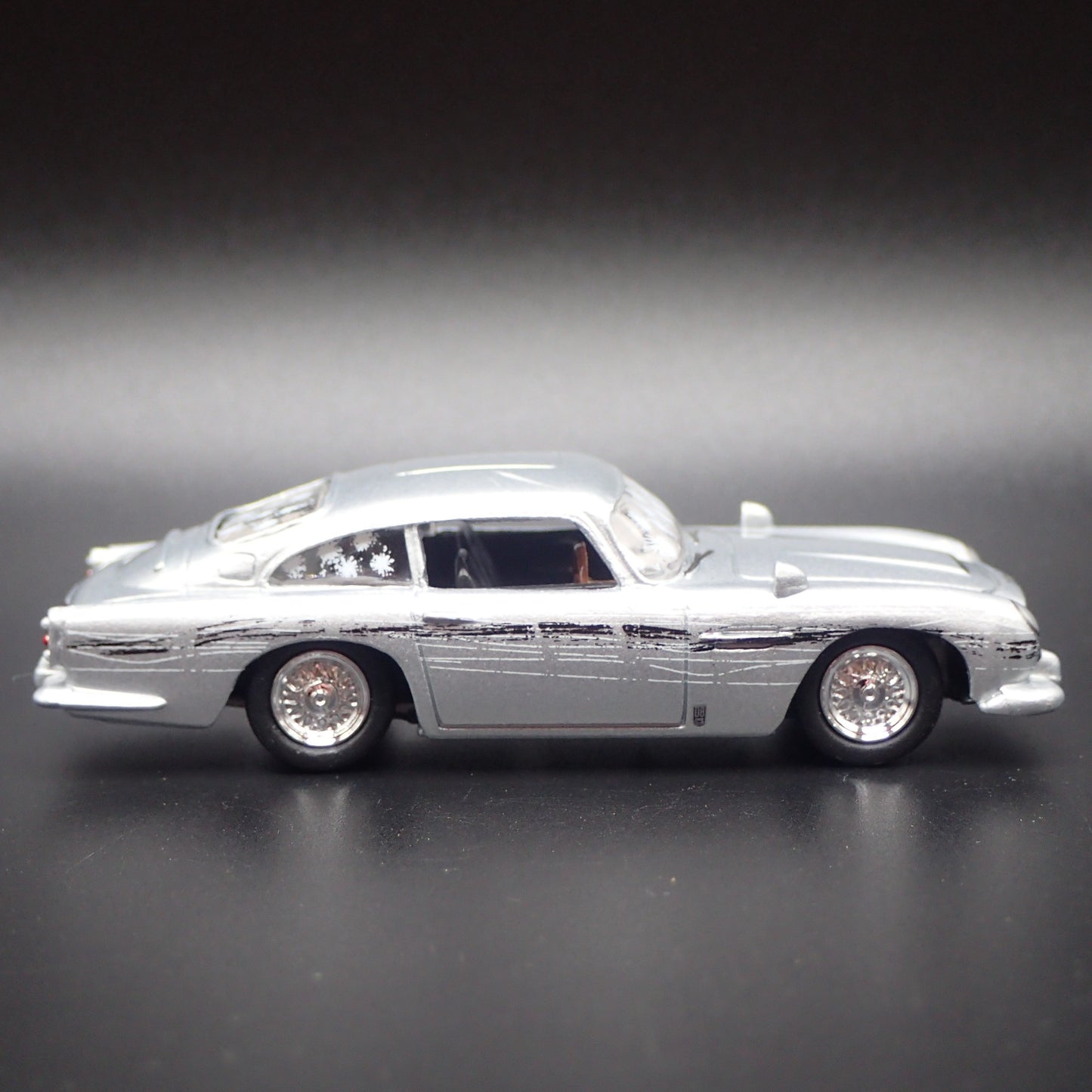ASTON MARTIN DB5 JAMES BOND 007 1/64 SCALE COLLECTIBLE DIORAMA DIECAST MODEL CAR