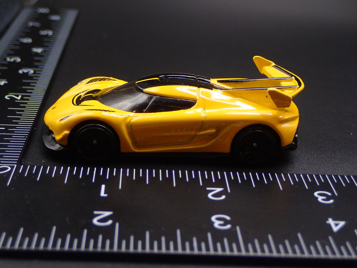 2021-2025 KOENIGSEGG JESKO SUPER CAR YELLOW 1:64 SCALE DIORAMA DIECAST MODEL CAR