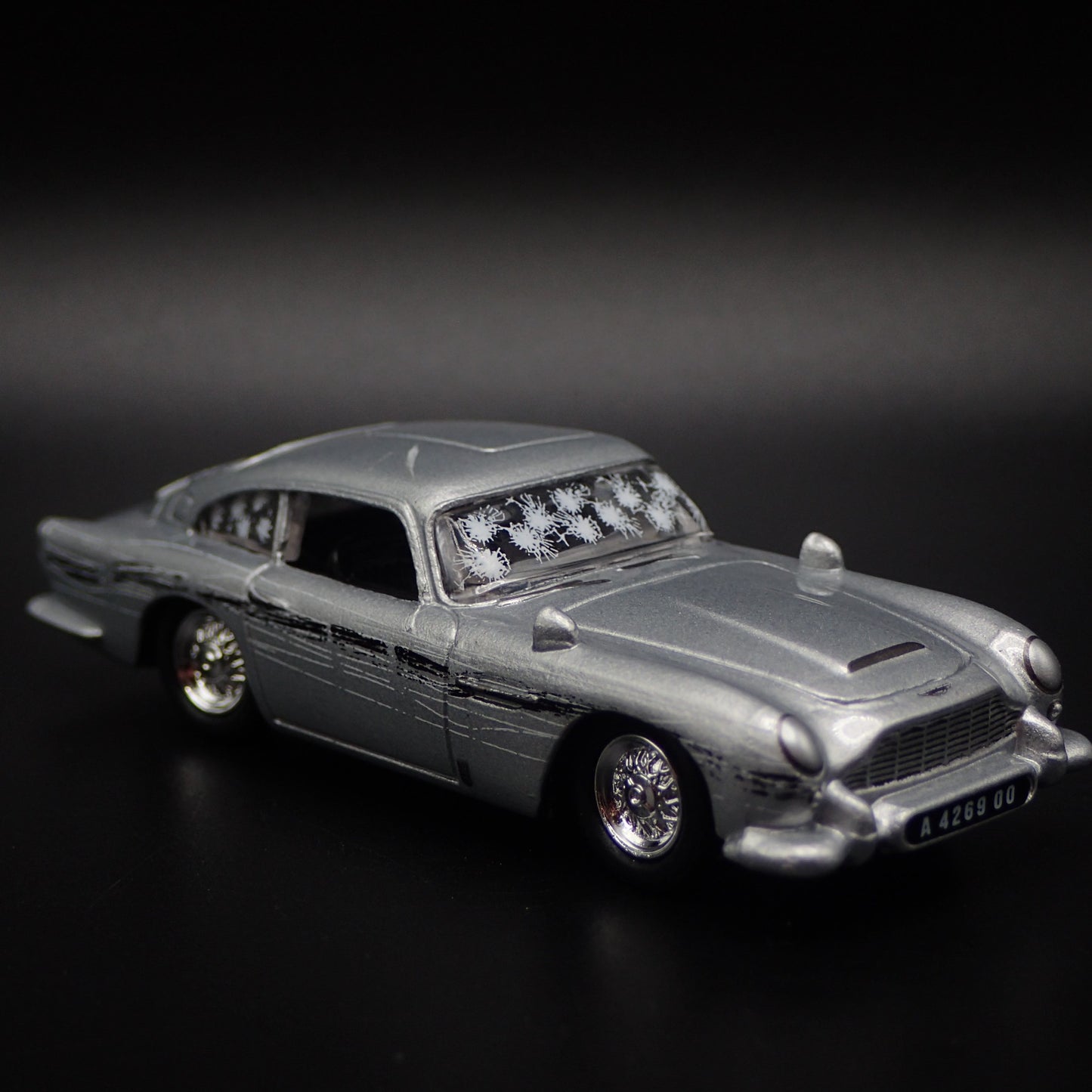 ASTON MARTIN DB5 JAMES BOND 007 1/64 SCALE COLLECTIBLE DIORAMA DIECAST MODEL CAR