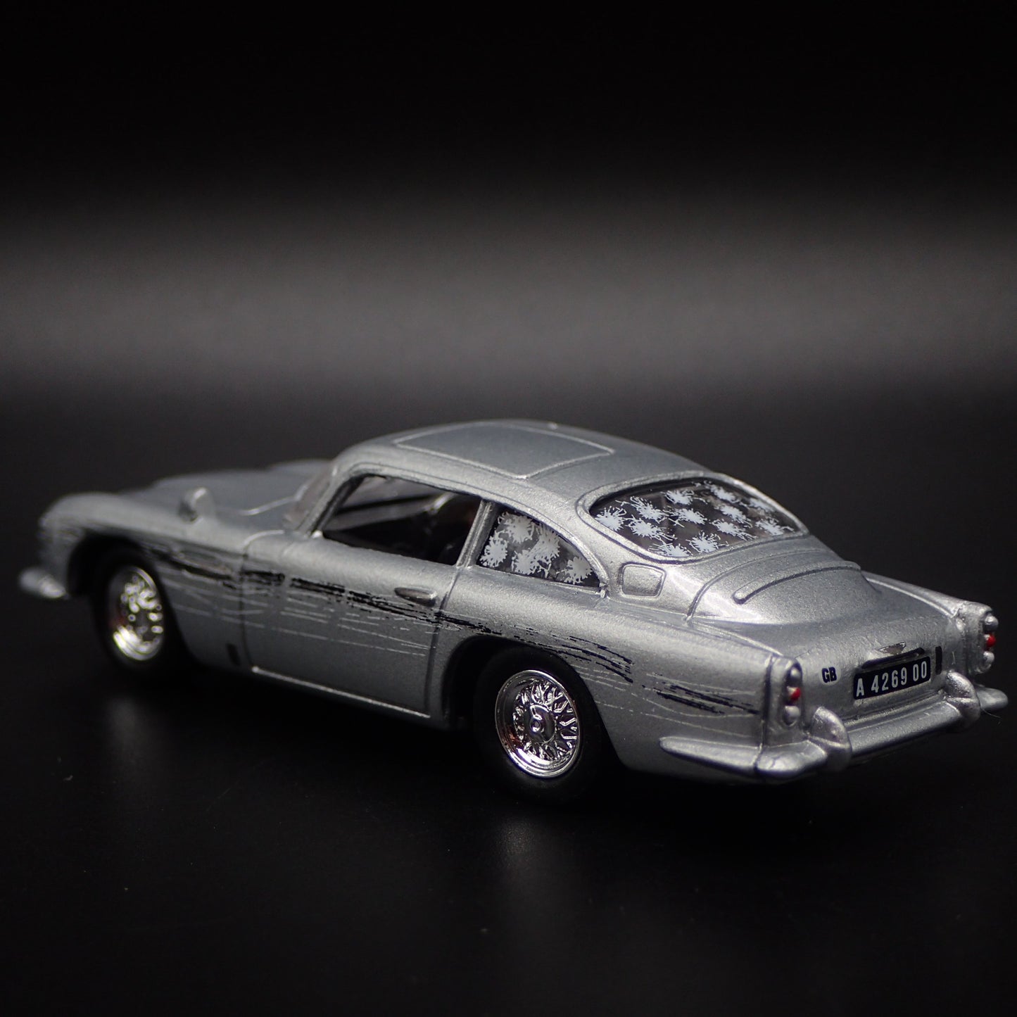 ASTON MARTIN DB5 JAMES BOND 007 1/64 SCALE COLLECTIBLE DIORAMA DIECAST MODEL CAR