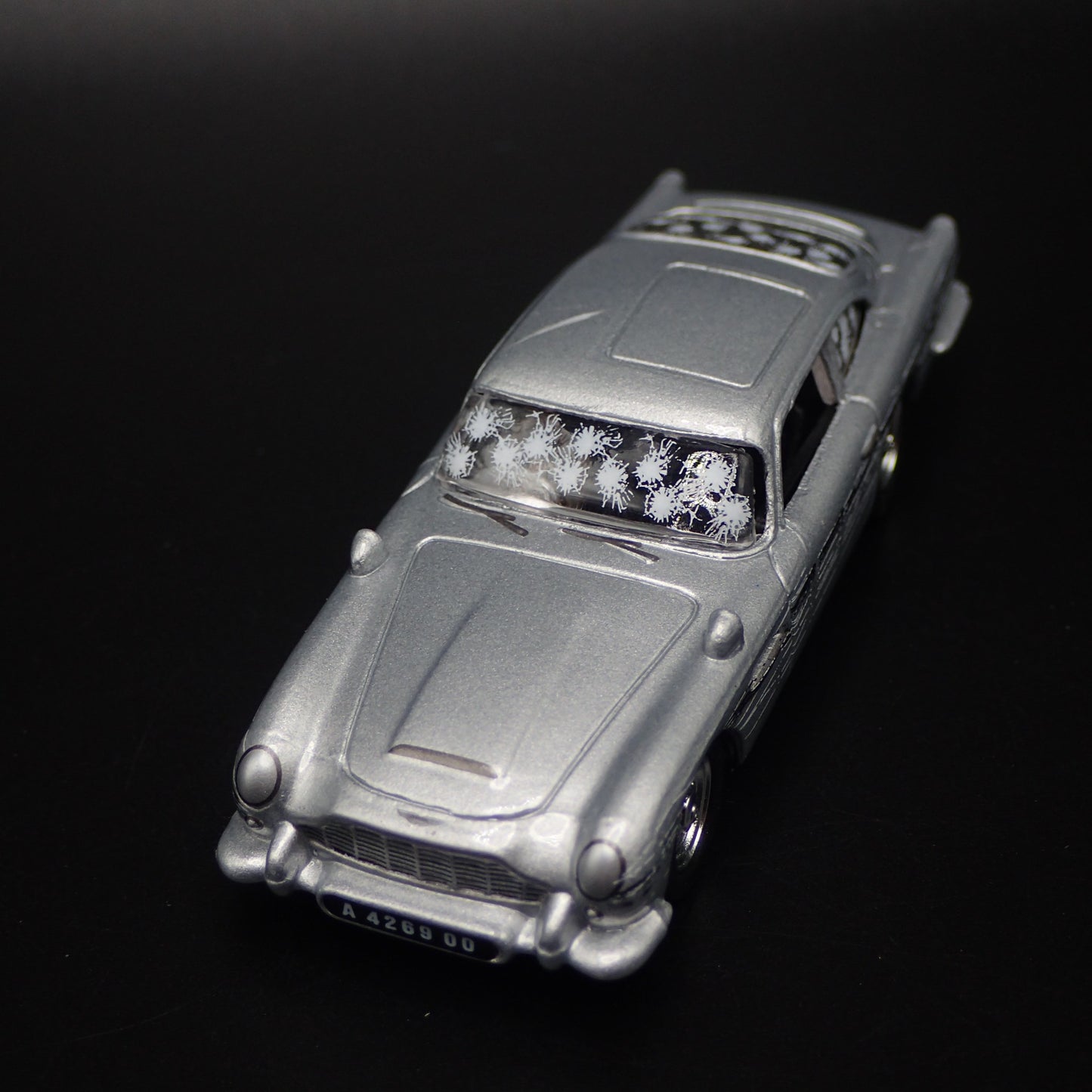 ASTON MARTIN DB5 JAMES BOND 007 1/64 SCALE COLLECTIBLE DIORAMA DIECAST MODEL CAR