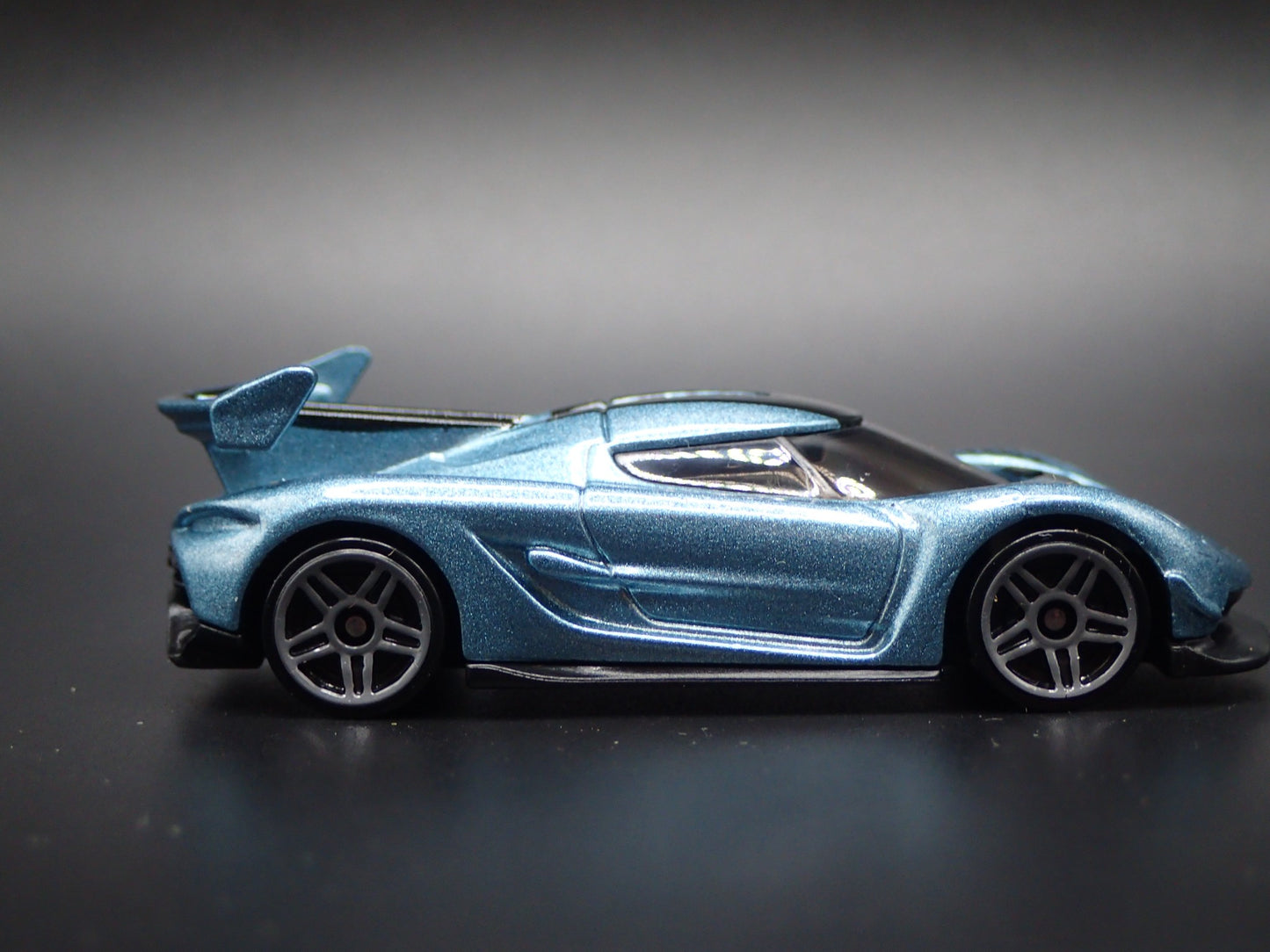 2021-2025 KOENIGSEGG JESKO SUPER CAR BLUE 1:64 SCALE DIORAMA DIECAST MODEL CAR