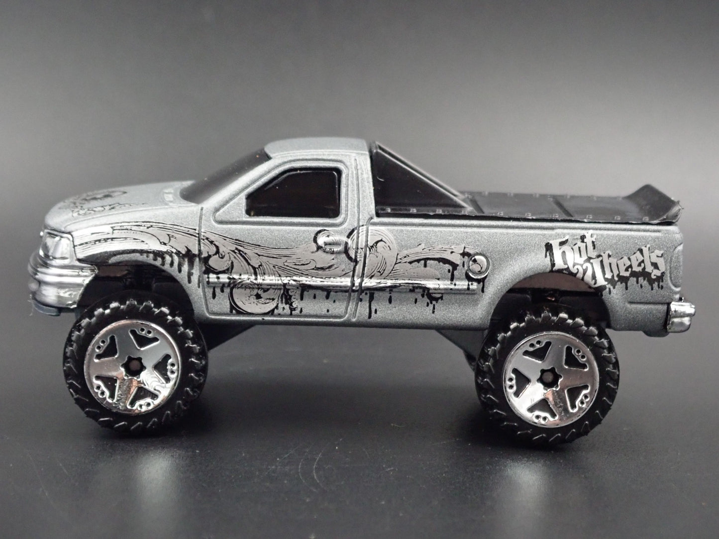 1997 - 2004 FORD F150 4X4 PICKUP TRUCK GRAY 1:64 SCALE DIORAMA DIECAST MODEL CAR