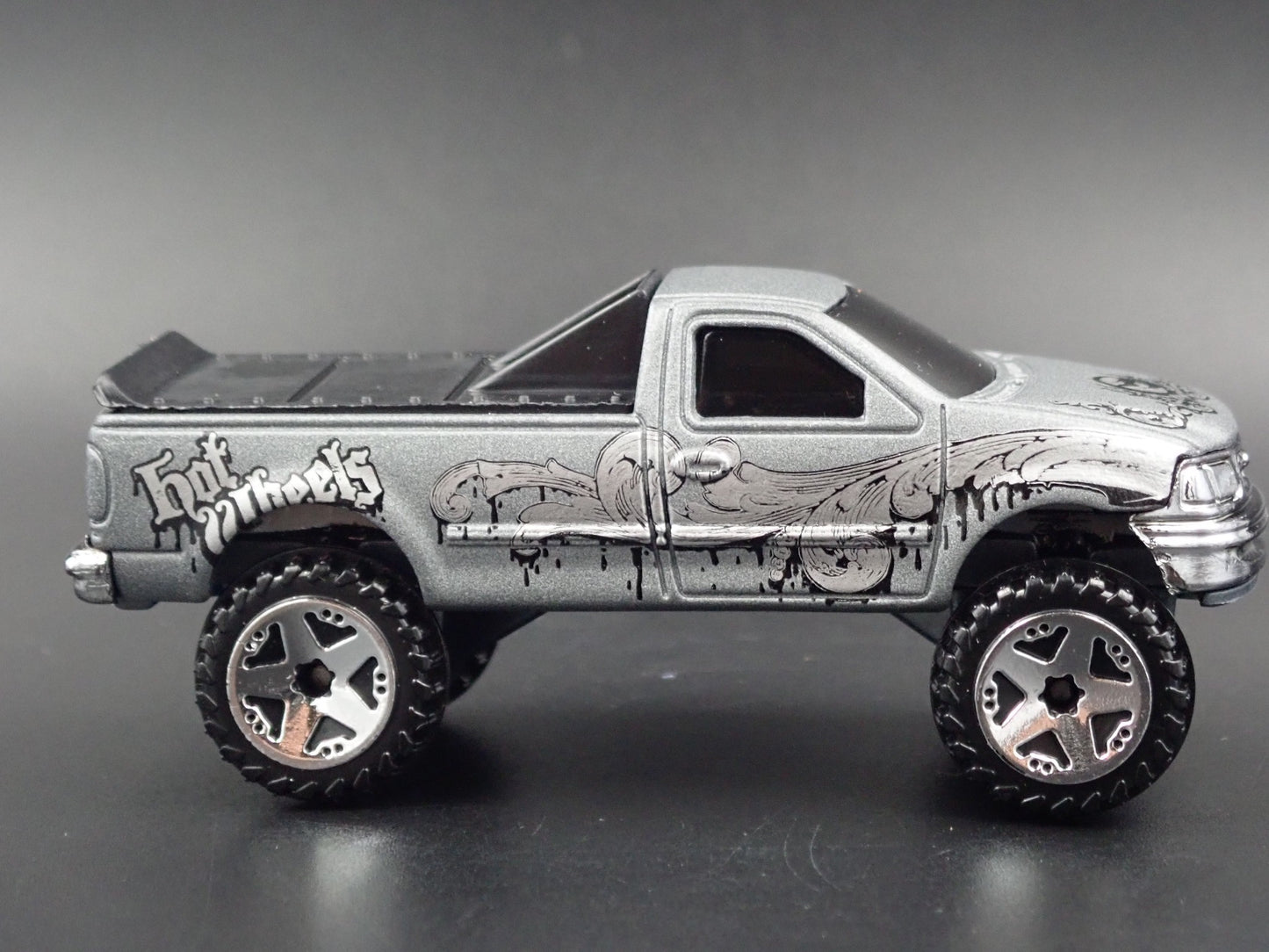 1997 - 2004 FORD F150 4X4 PICKUP TRUCK GRAY 1:64 SCALE DIORAMA DIECAST MODEL CAR