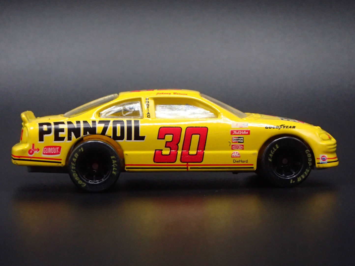 1996 96 PONTIAC GRAND PRIX 30 JOHNNY BENSON NASCAR 1:64 SCALE DIECAST MODEL CAR