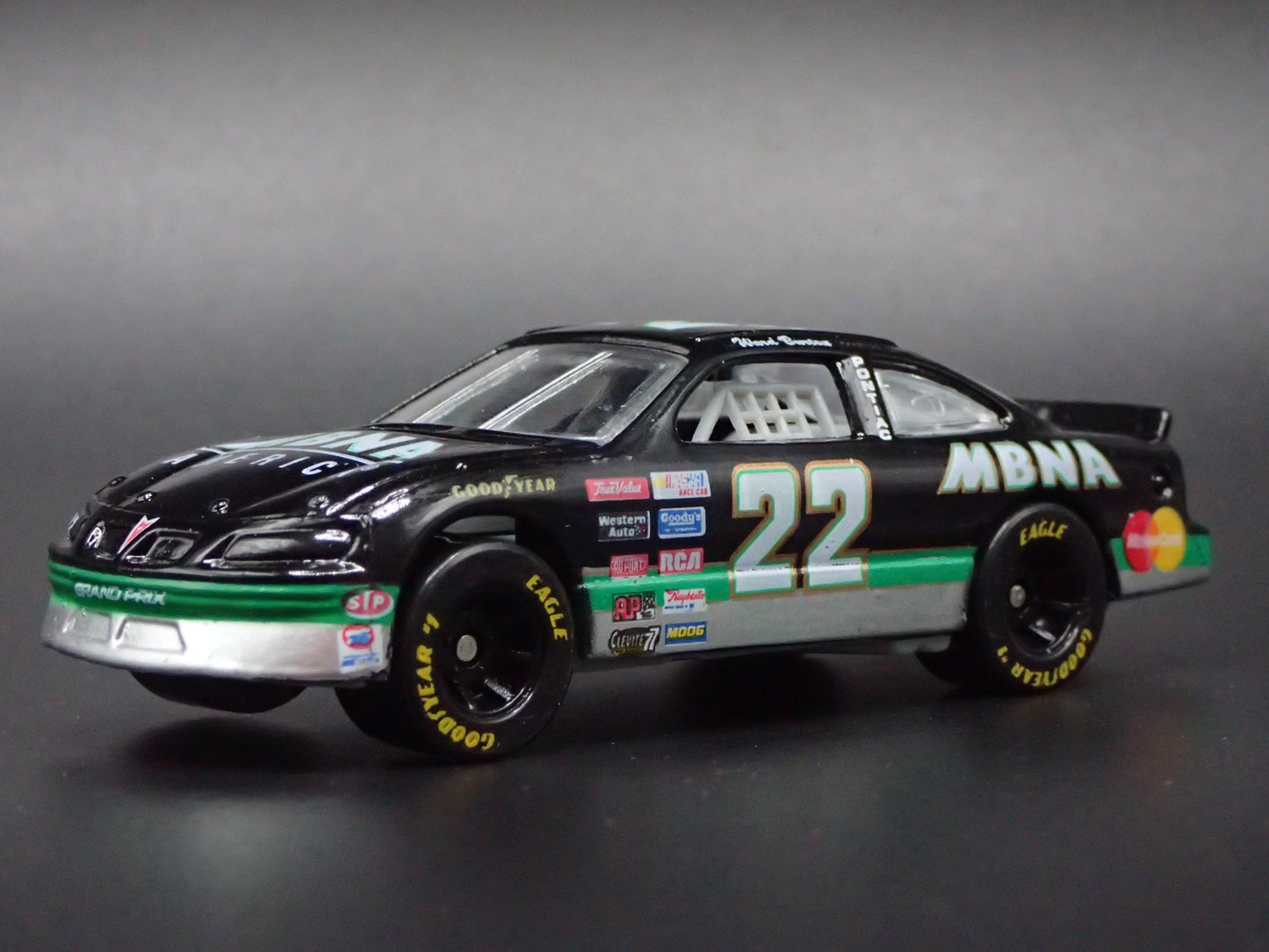 1996 96 PONTIAC GRAND PRIX 22 WARD BURTON MBNA NASCAR 1:64 DIECAST MODEL CAR