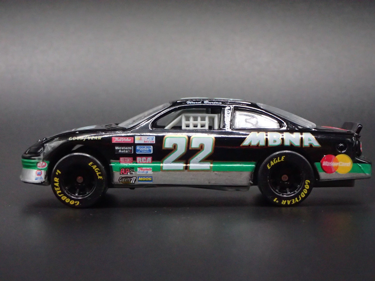 1996 96 PONTIAC GRAND PRIX 22 WARD BURTON MBNA NASCAR 1:64 DIECAST MODEL CAR