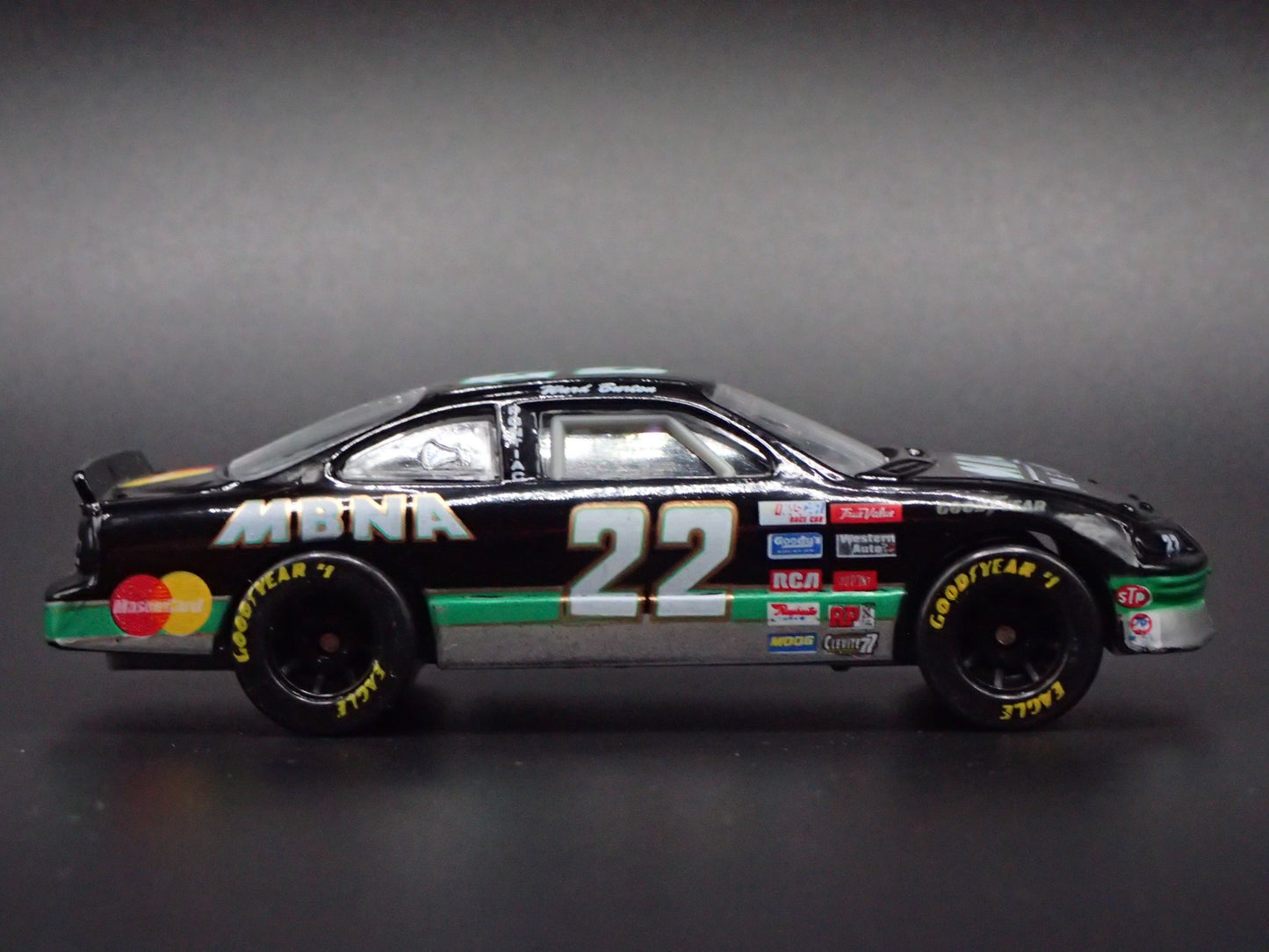 1996 96 PONTIAC GRAND PRIX 22 WARD BURTON MBNA NASCAR 1:64 DIECAST MODEL CAR