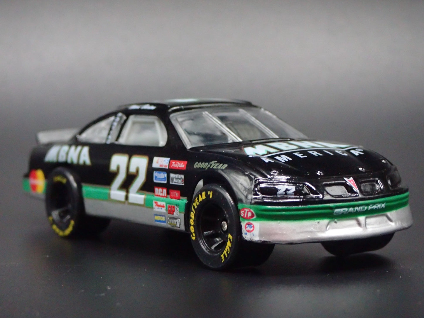 1996 96 PONTIAC GRAND PRIX 22 WARD BURTON MBNA NASCAR 1:64 DIECAST MODEL CAR